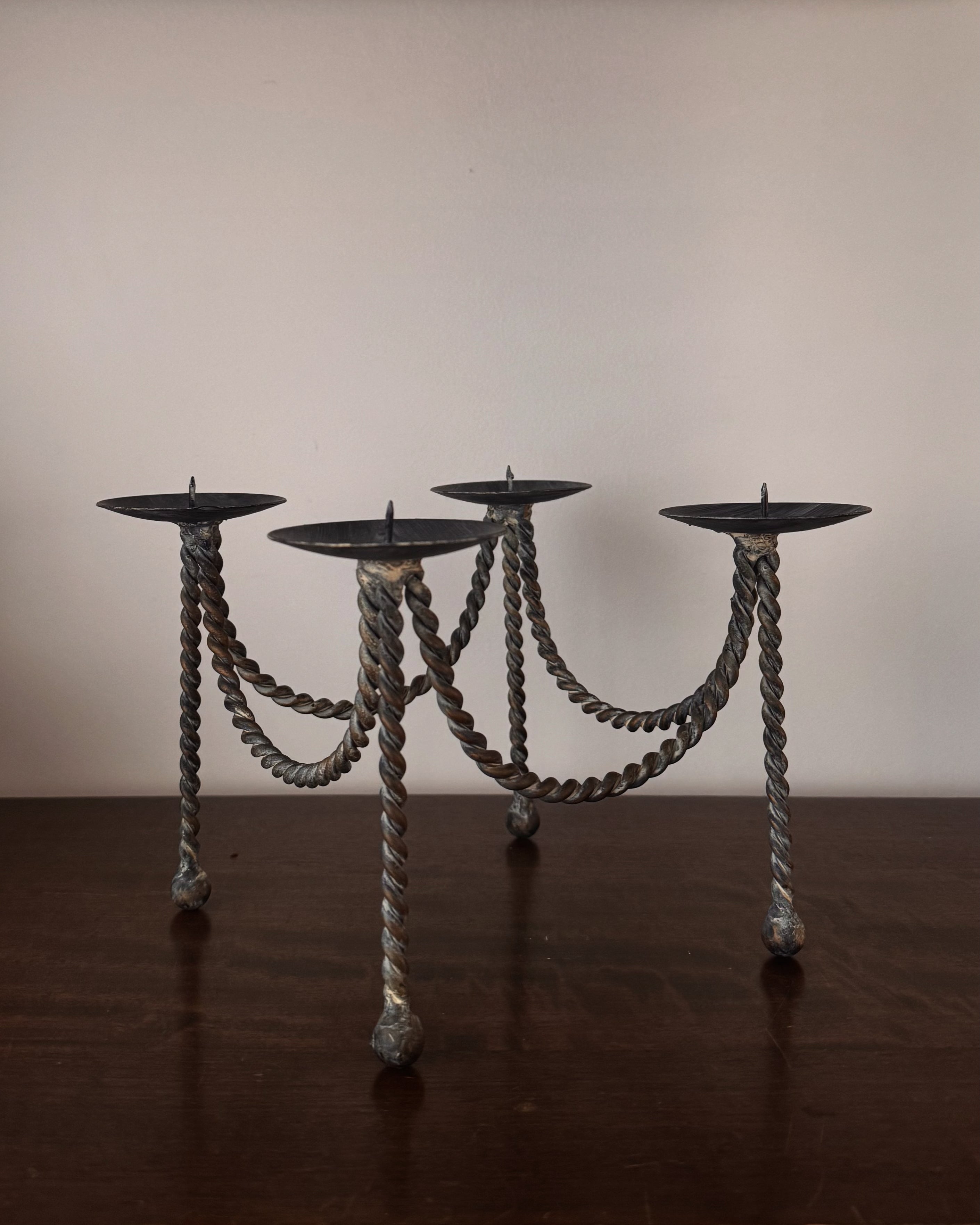 Metal candle holder with twist detail feet