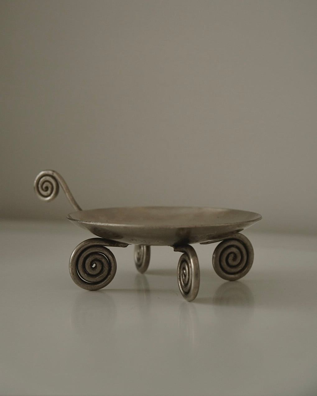 Metal single candle holder with spiral handle and feet