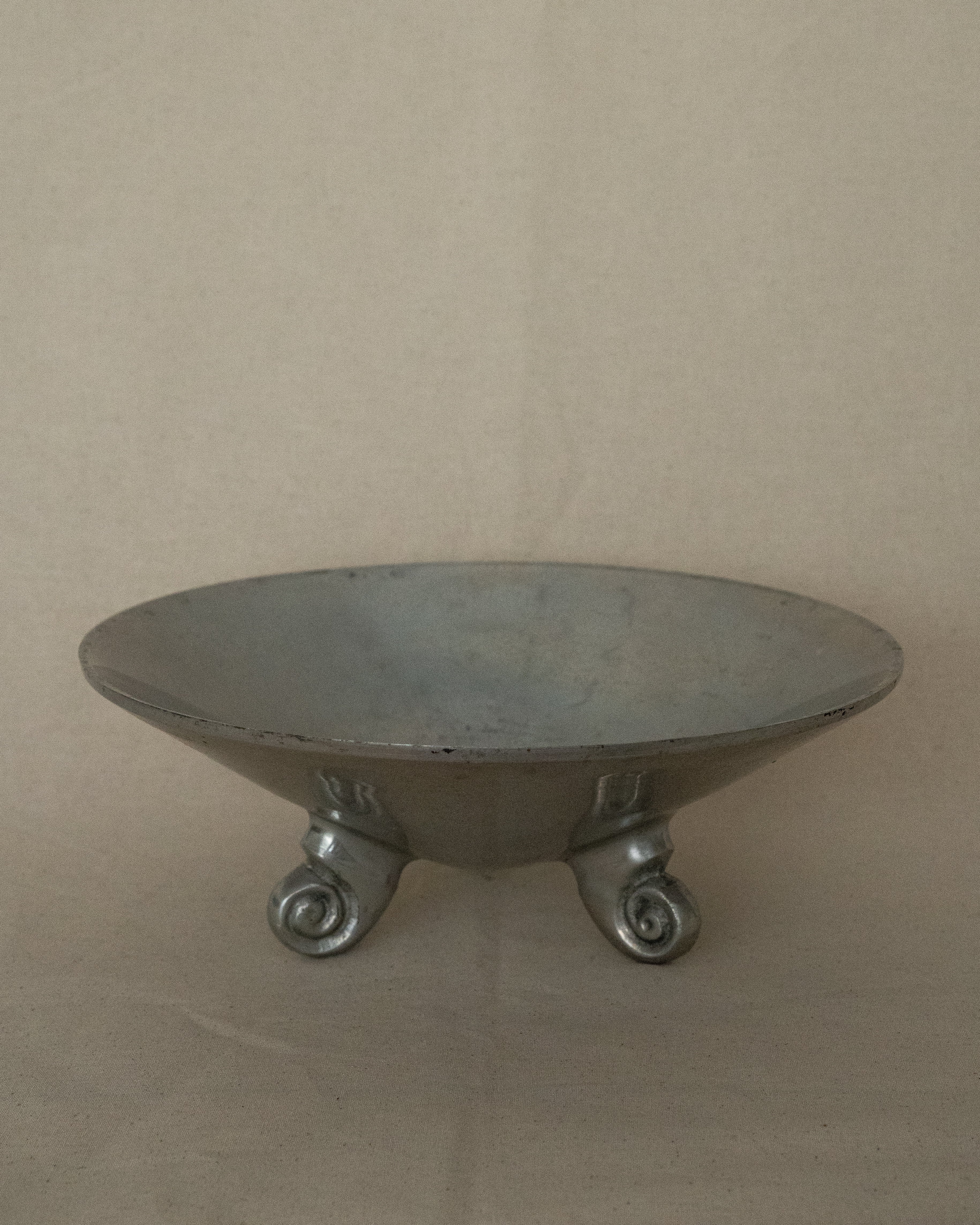 Aluminum bowl with three spiral feet