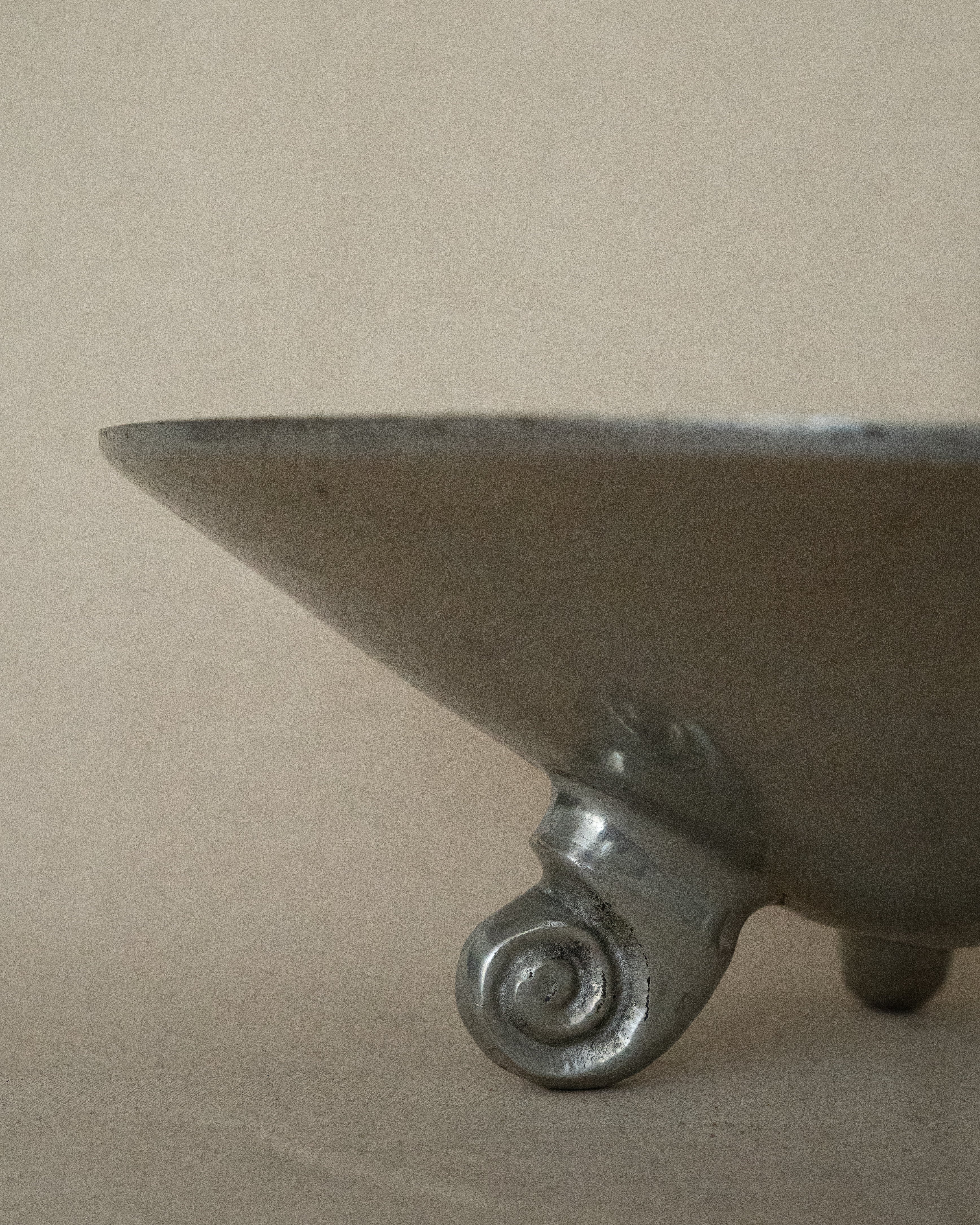 Aluminum bowl with three spiral feet