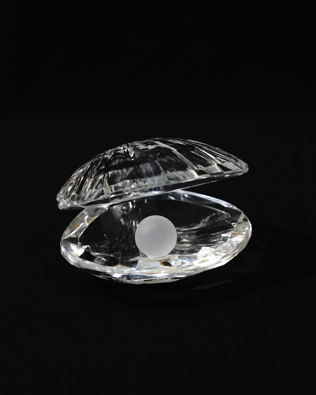 Crystal clam with pearl