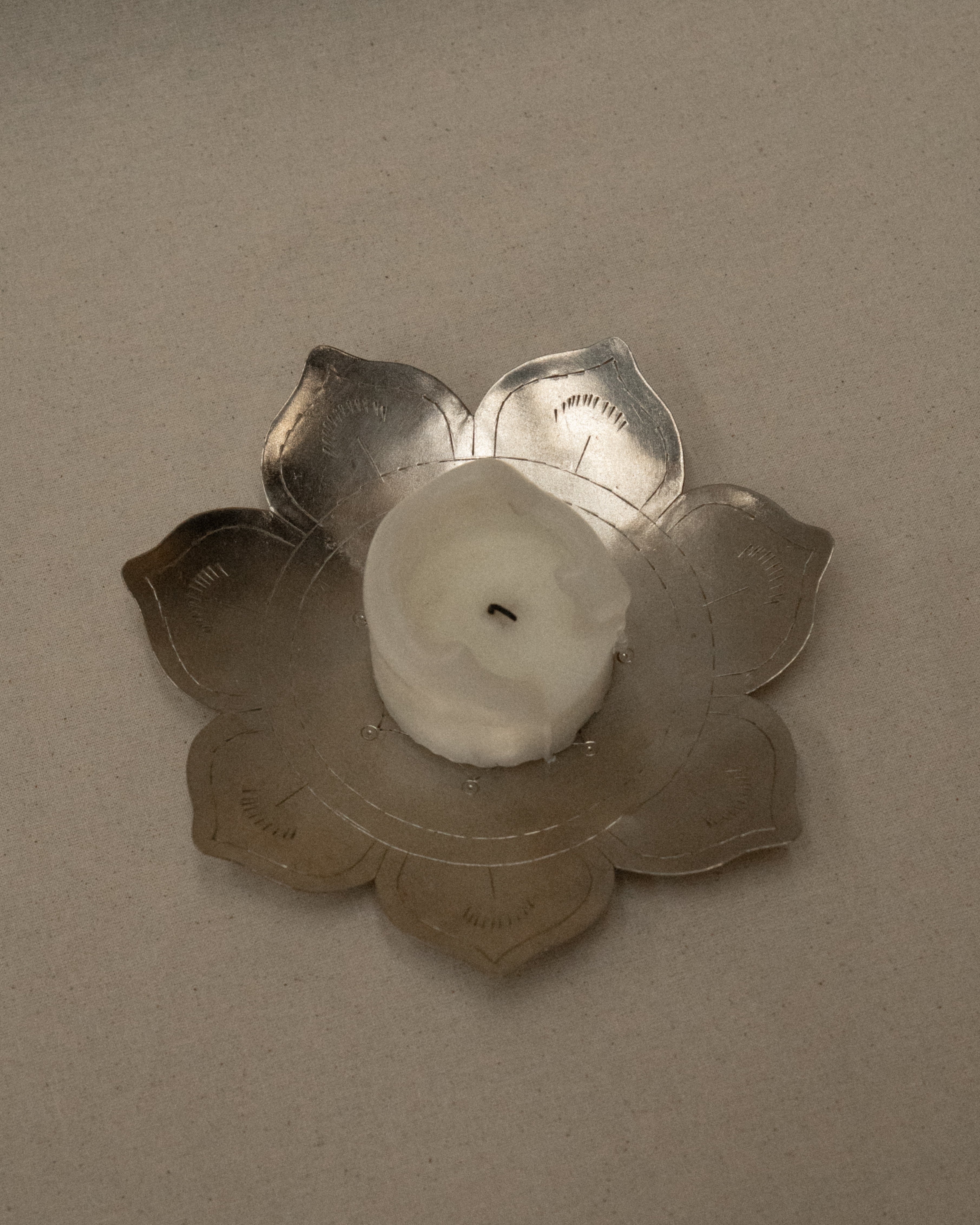 Flower shaped metal candle holder