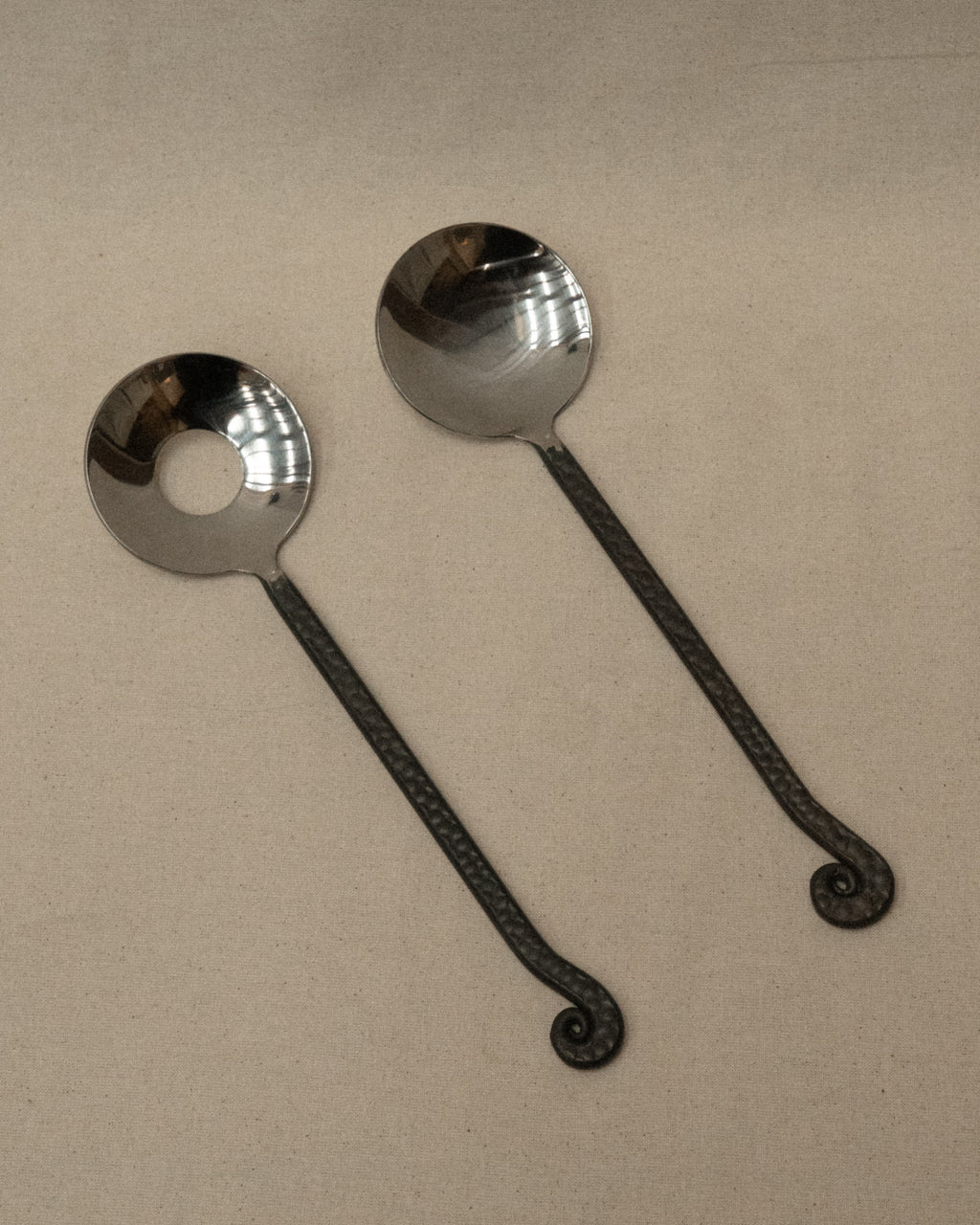 Hammered spiral end servers with black handle