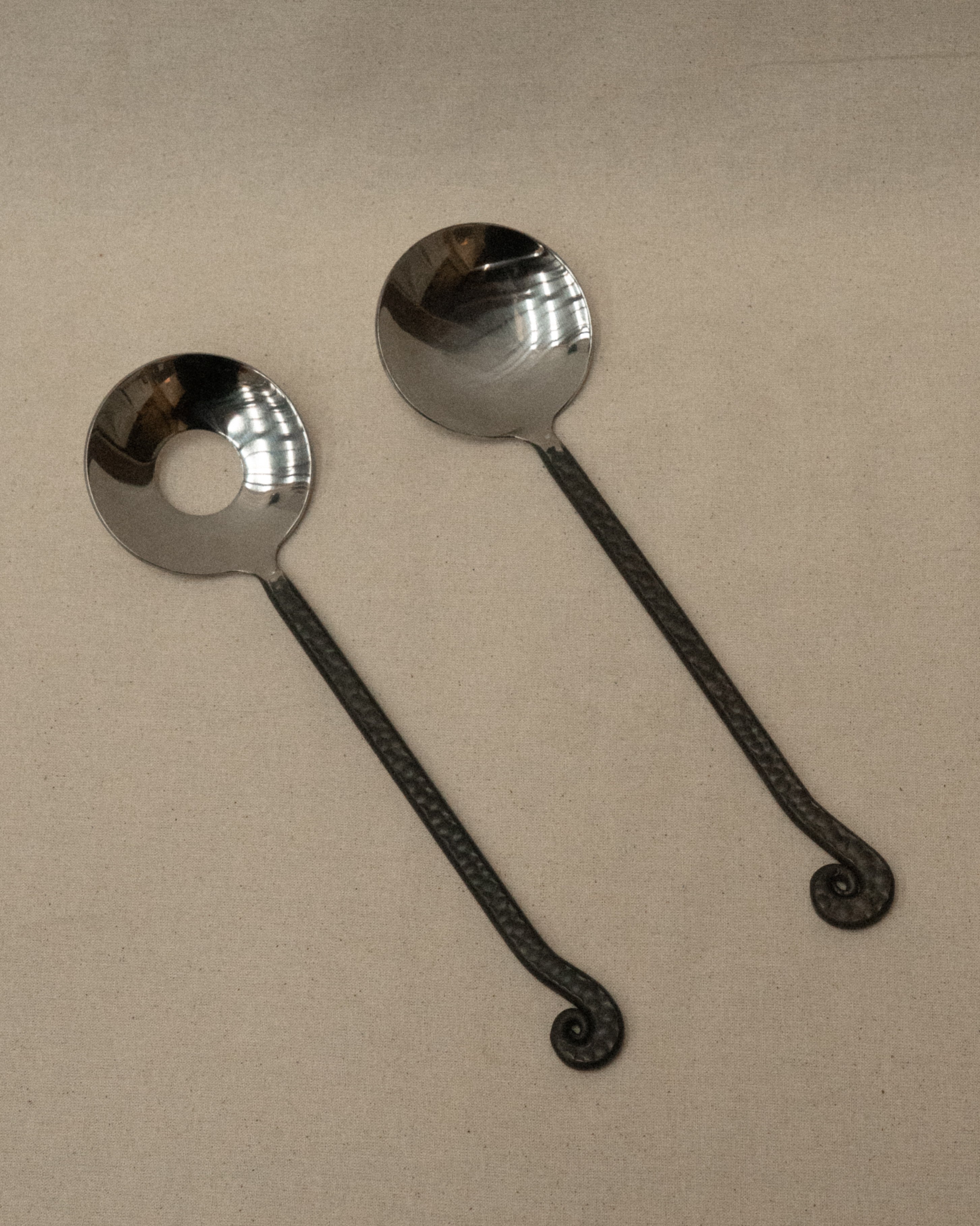 Hammered spiral end servers with black handle