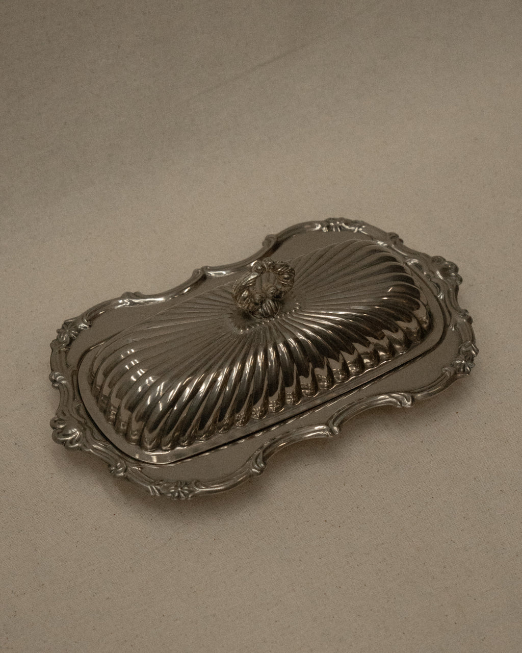 Silver plated trinket butter dish with lid and handle