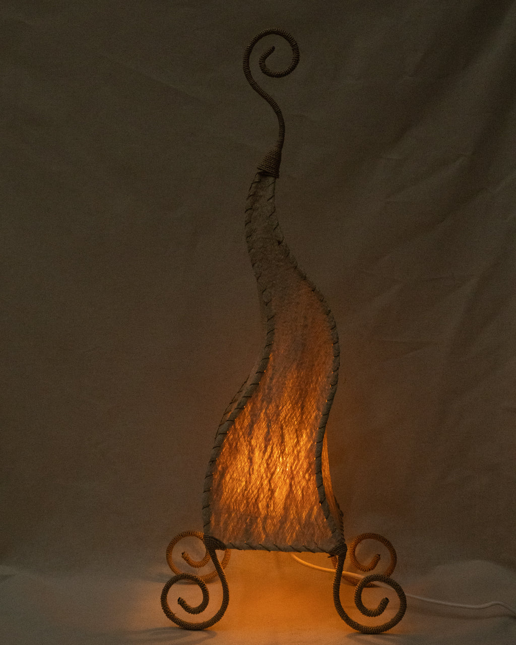 Funky cream lamp with pulp shade, metal spiral feet and top