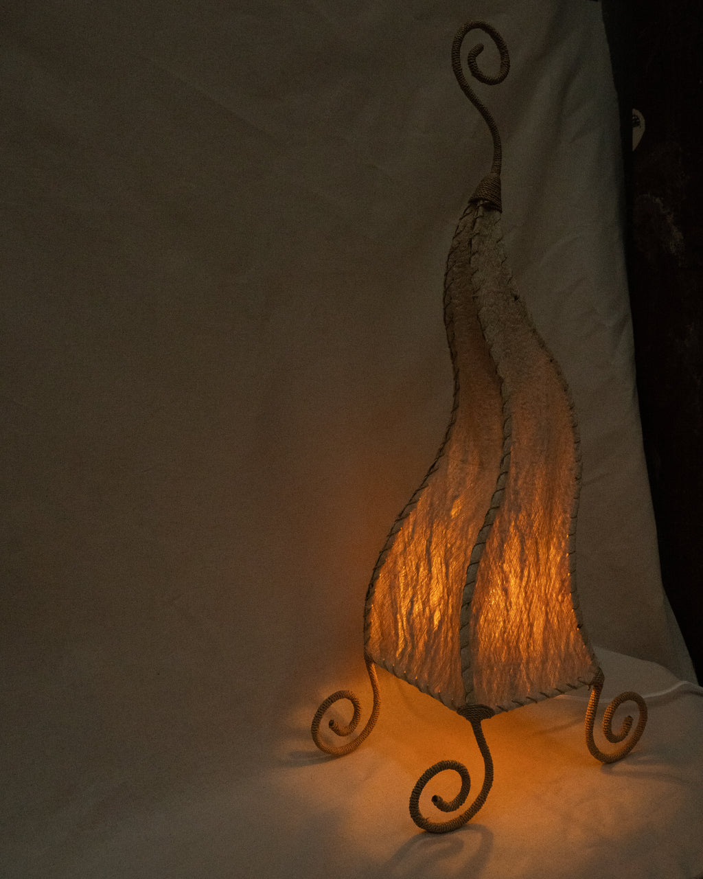 Funky cream lamp with pulp shade, metal spiral feet and top