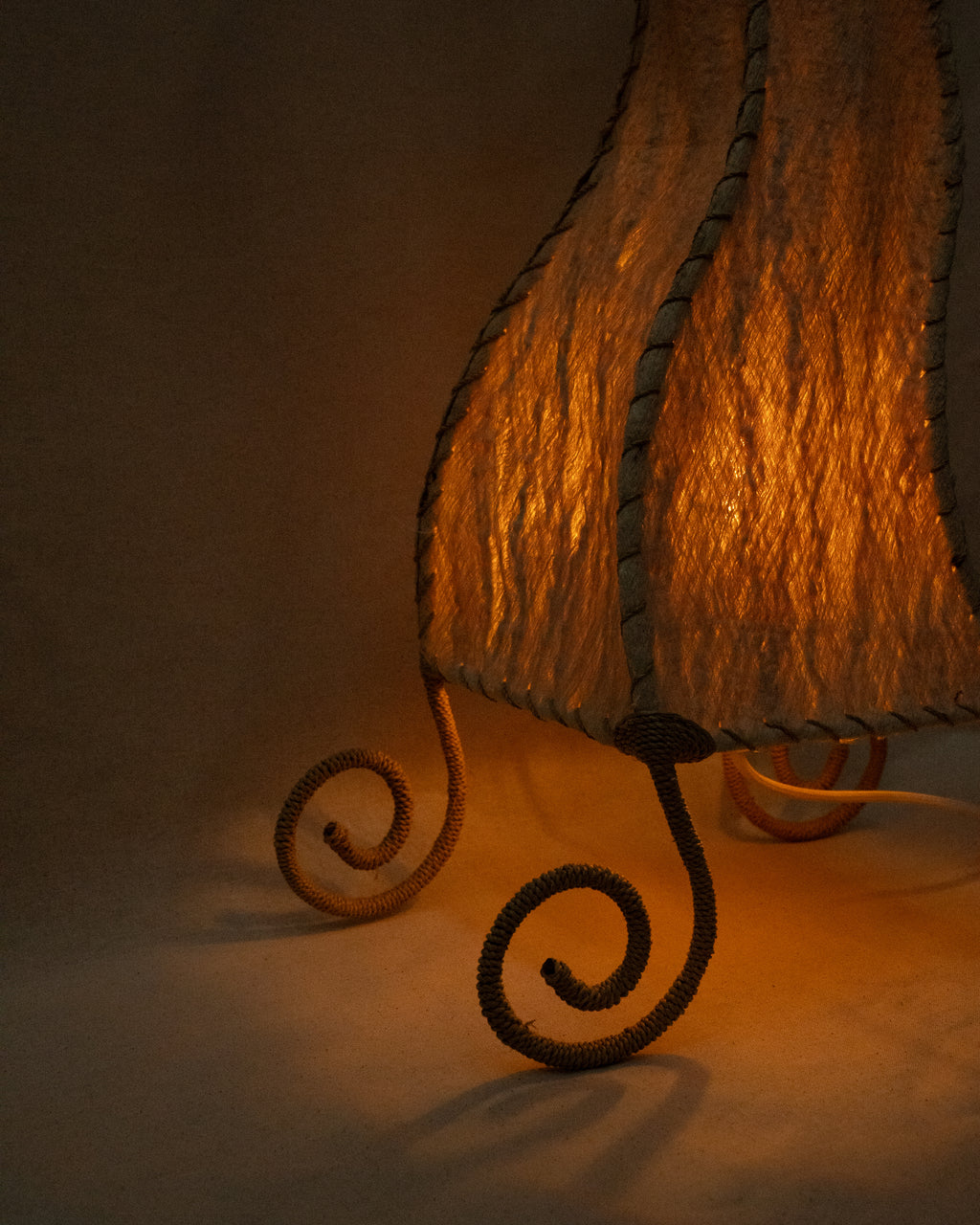 Funky cream lamp with pulp shade, metal spiral feet and top
