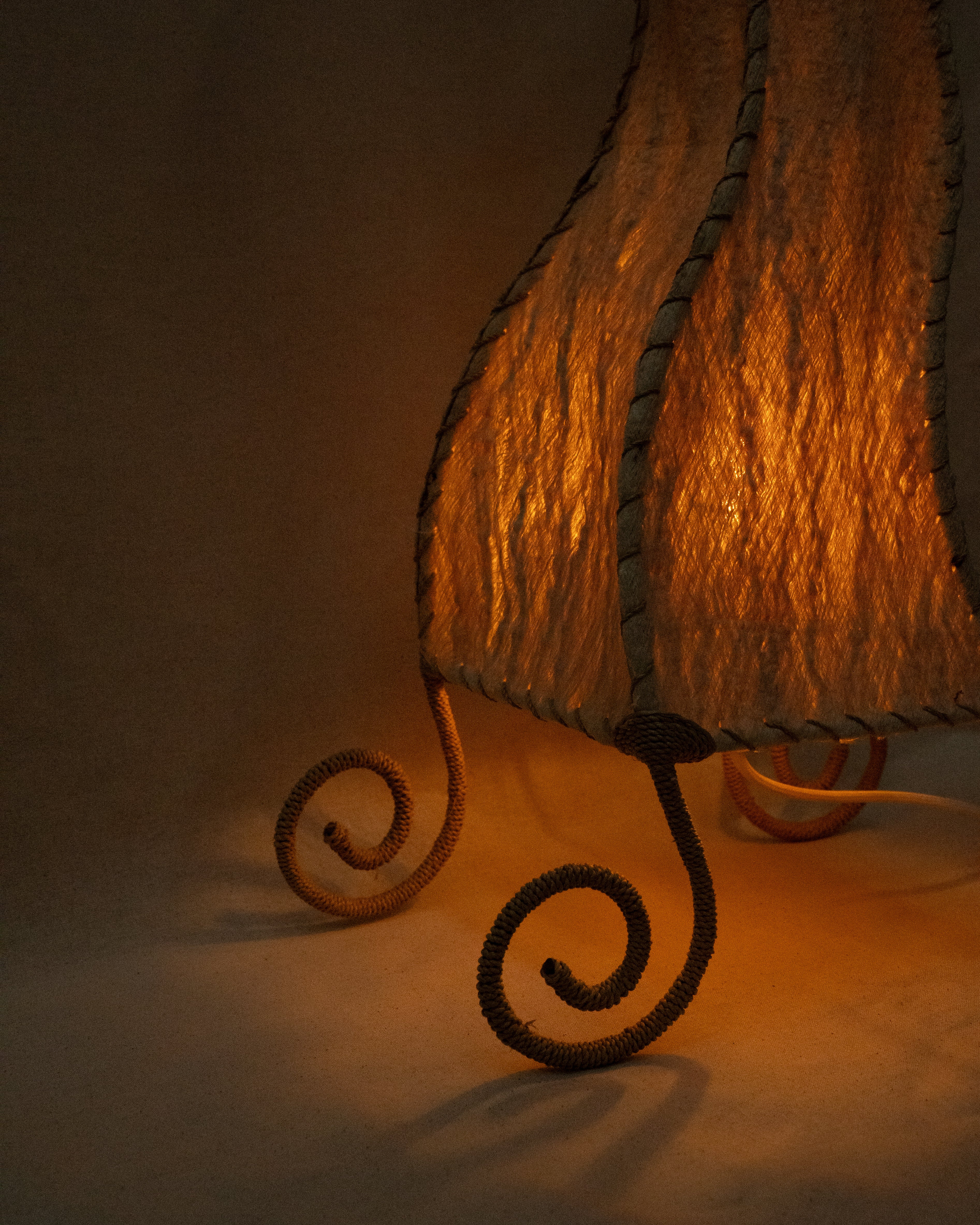 Funky cream lamp with pulp shade, metal spiral feet and top