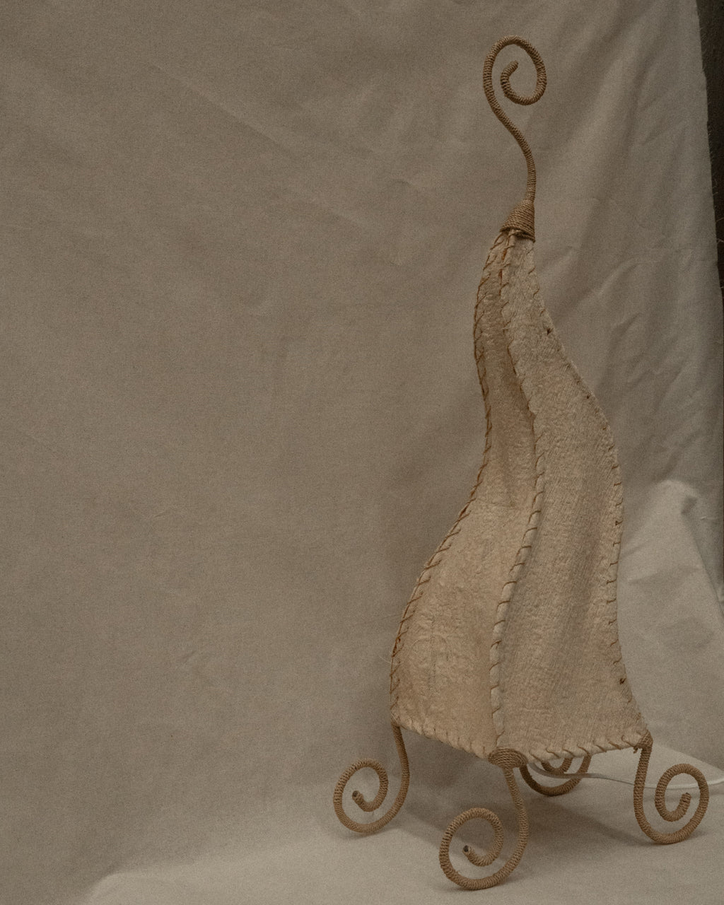 Funky cream lamp with pulp shade, metal spiral feet and top