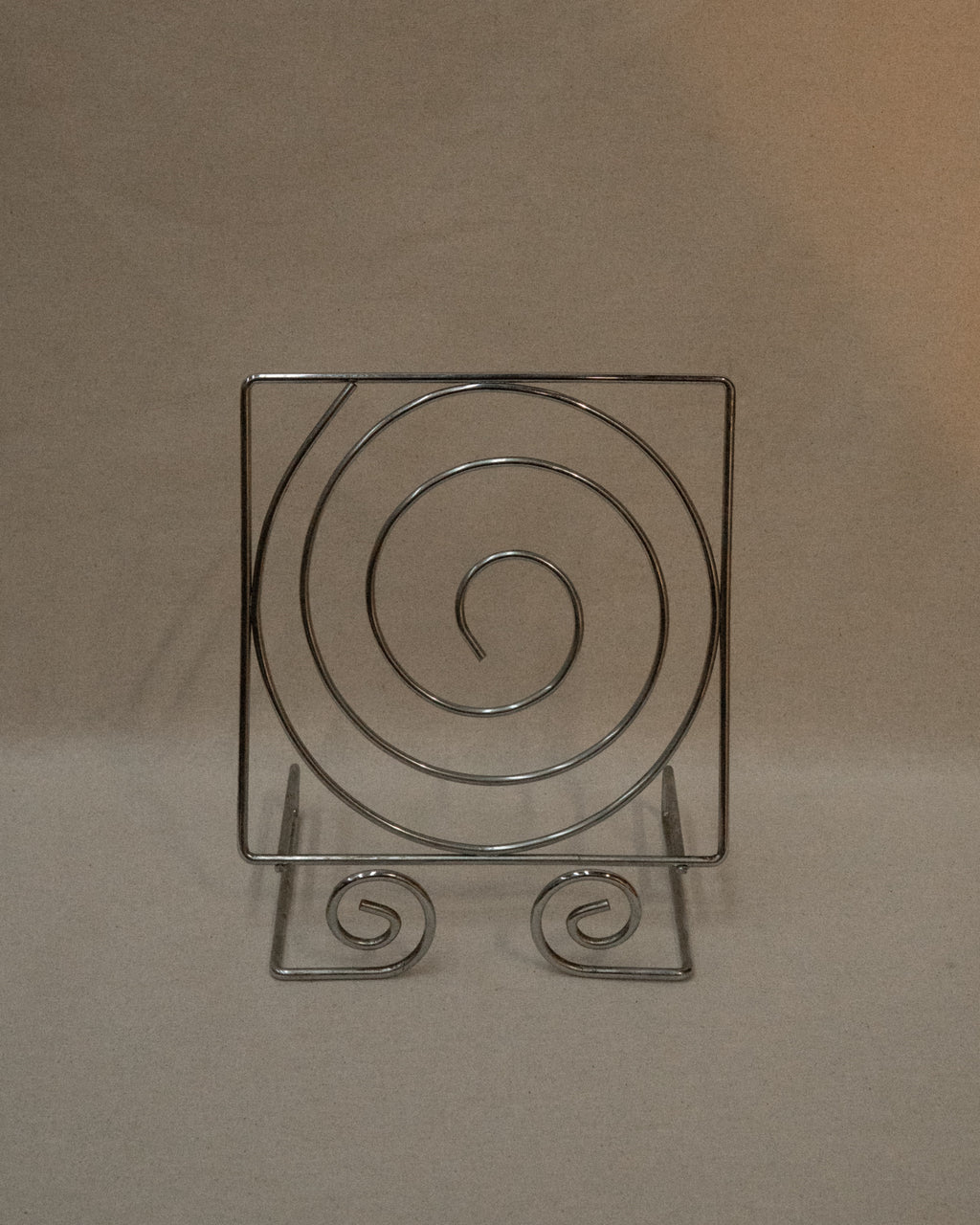 Spiral metal bookstand
