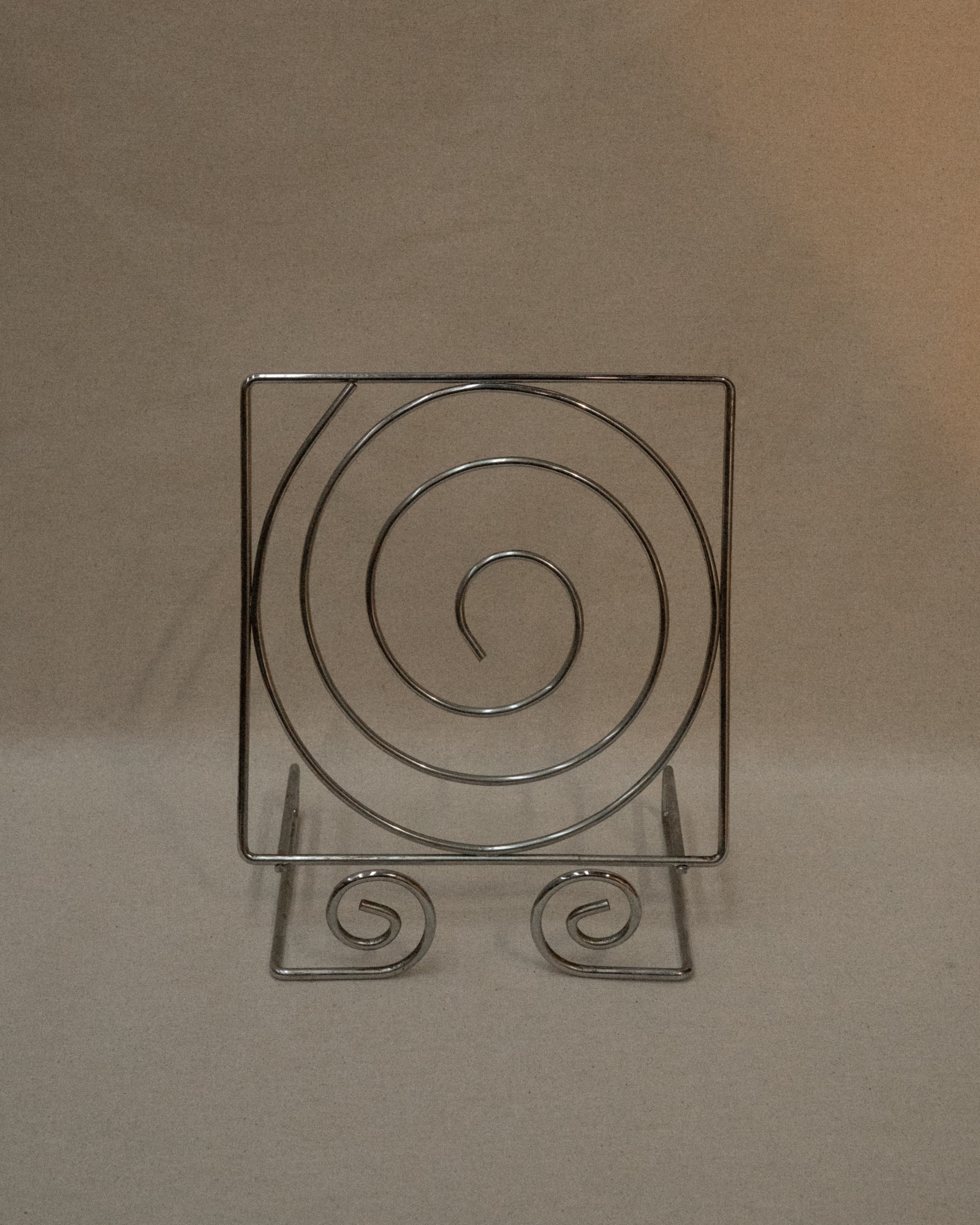 Spiral metal bookstand