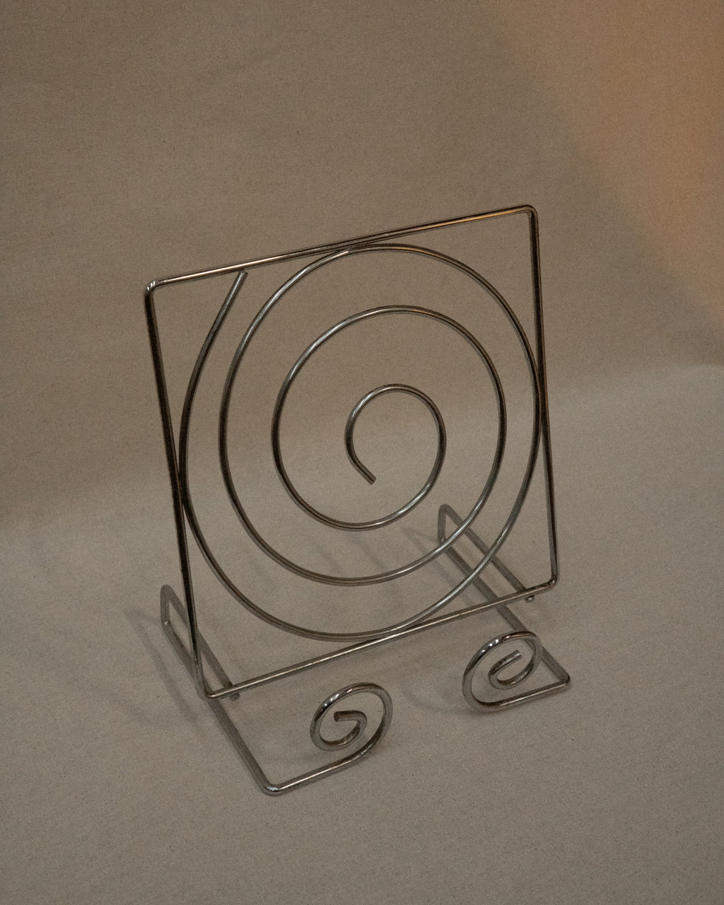 Spiral metal bookstand