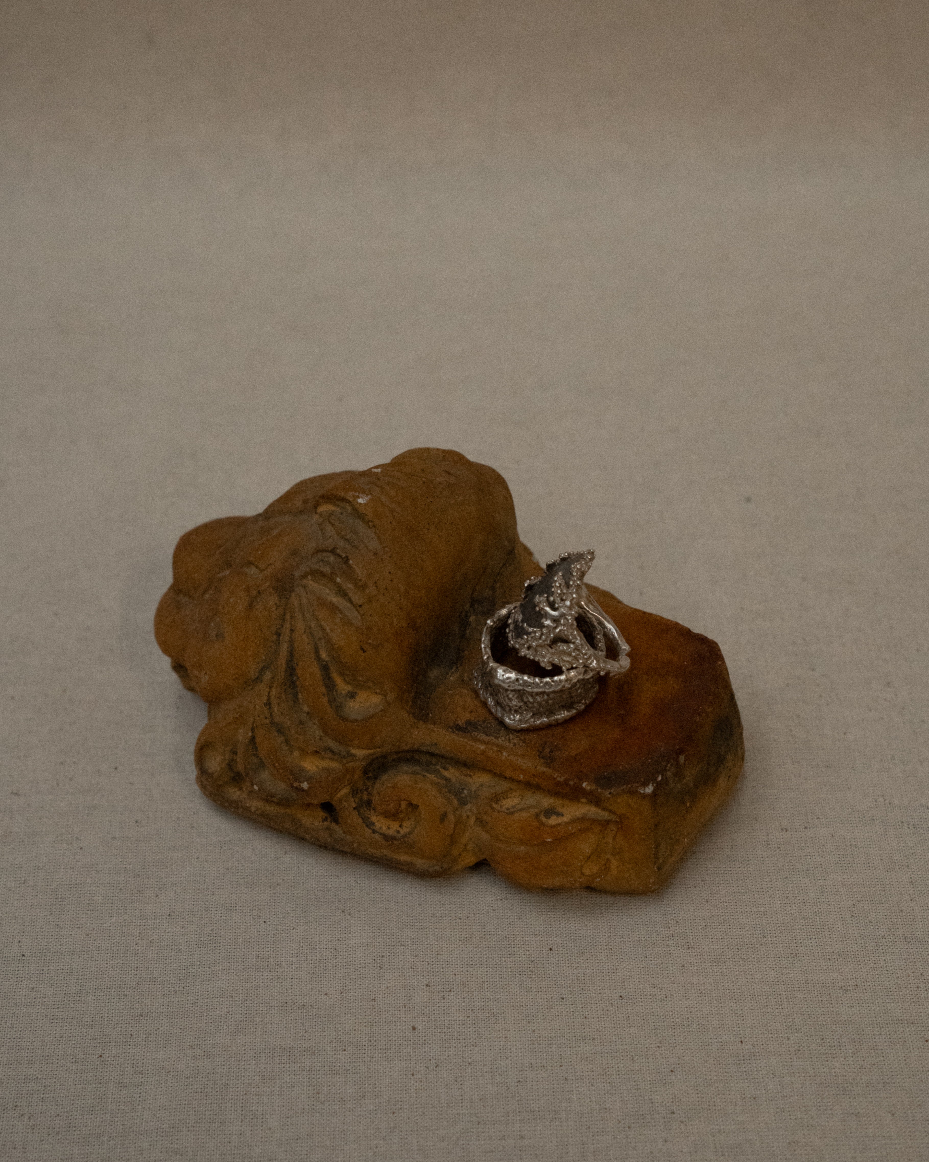Concrete lion trinket holder