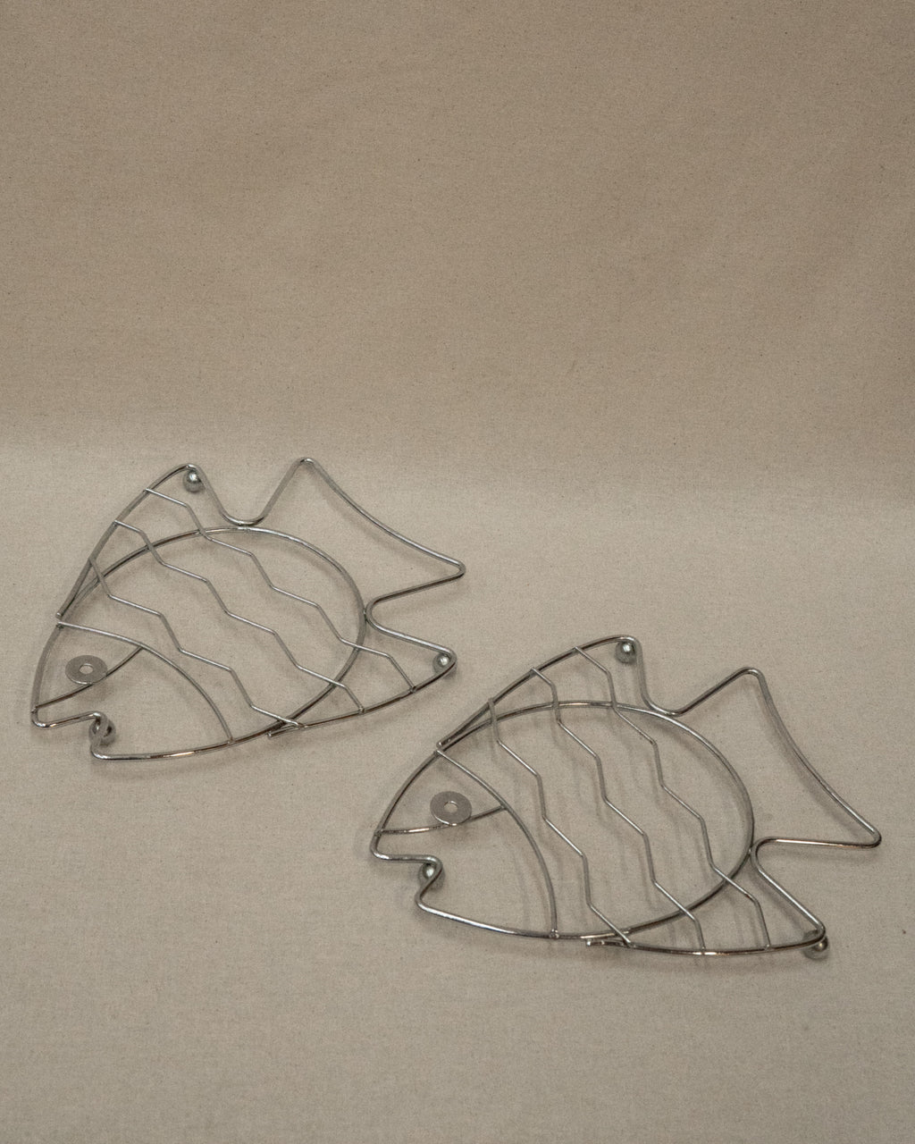 Metal fish trivet