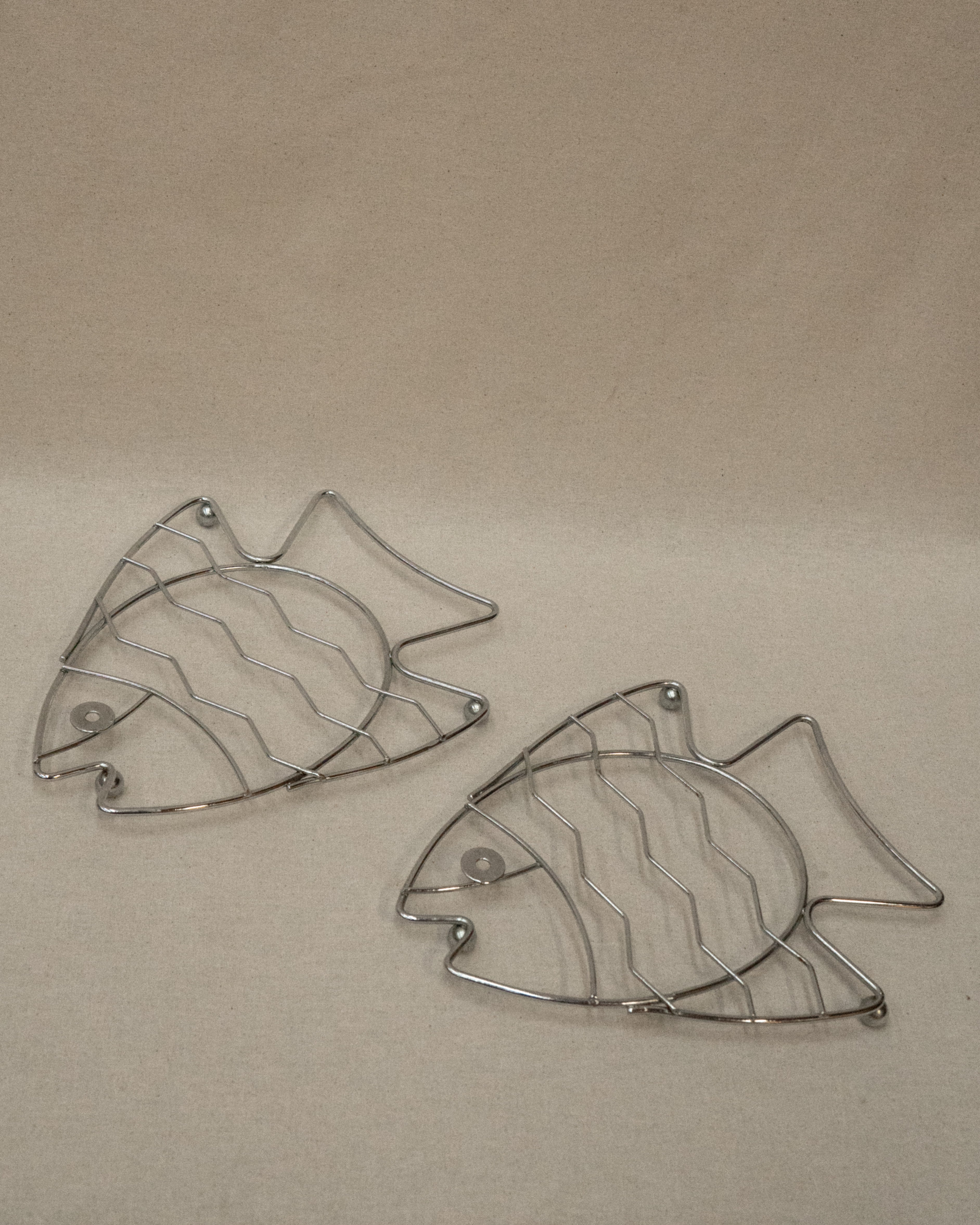 Metal fish trivet