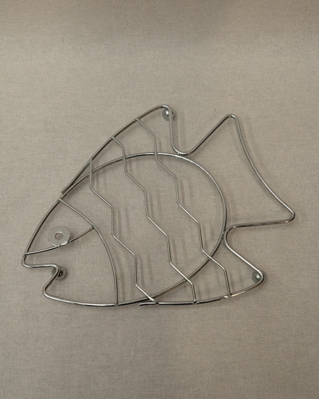 Metal fish trivet