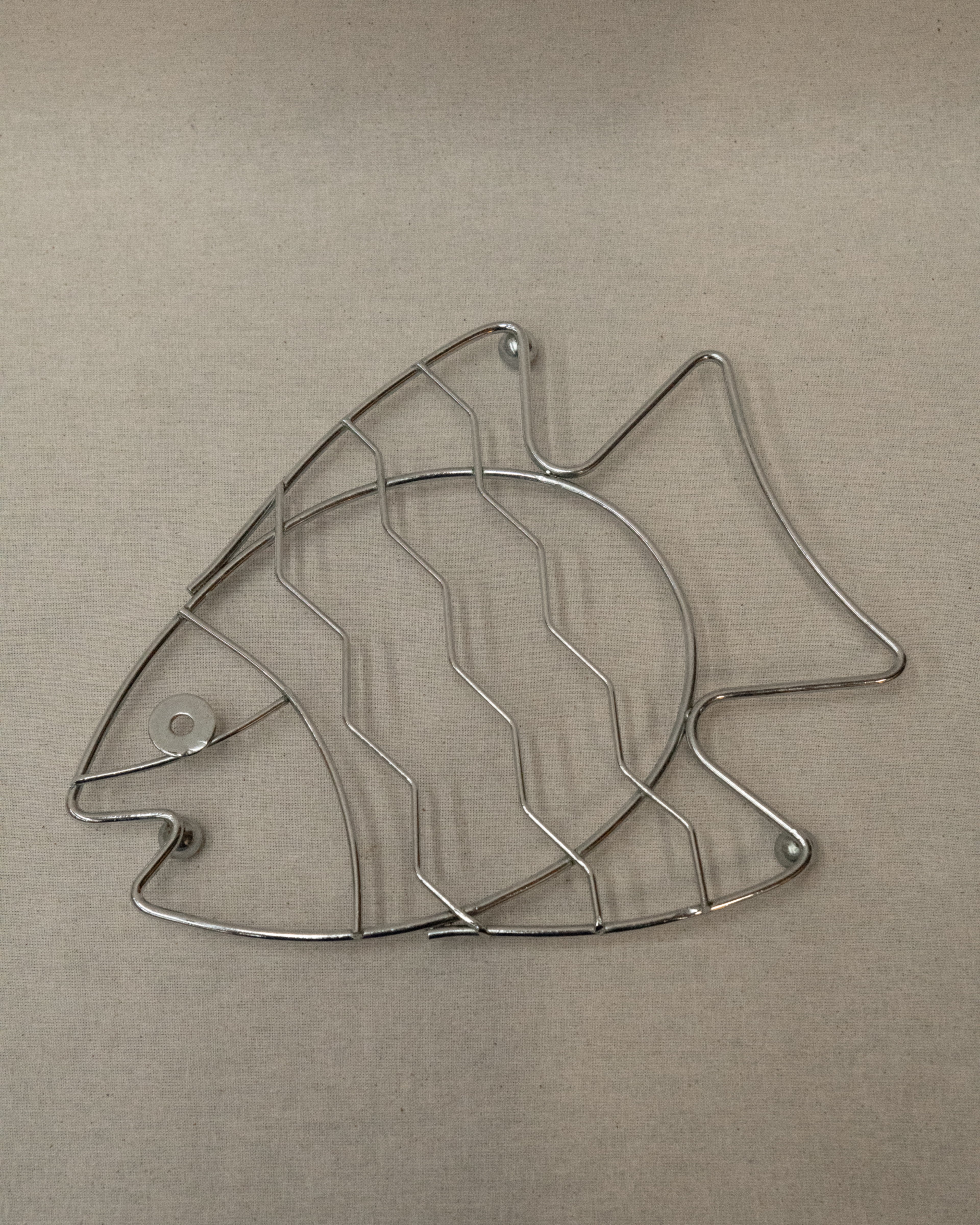 Metal fish trivet