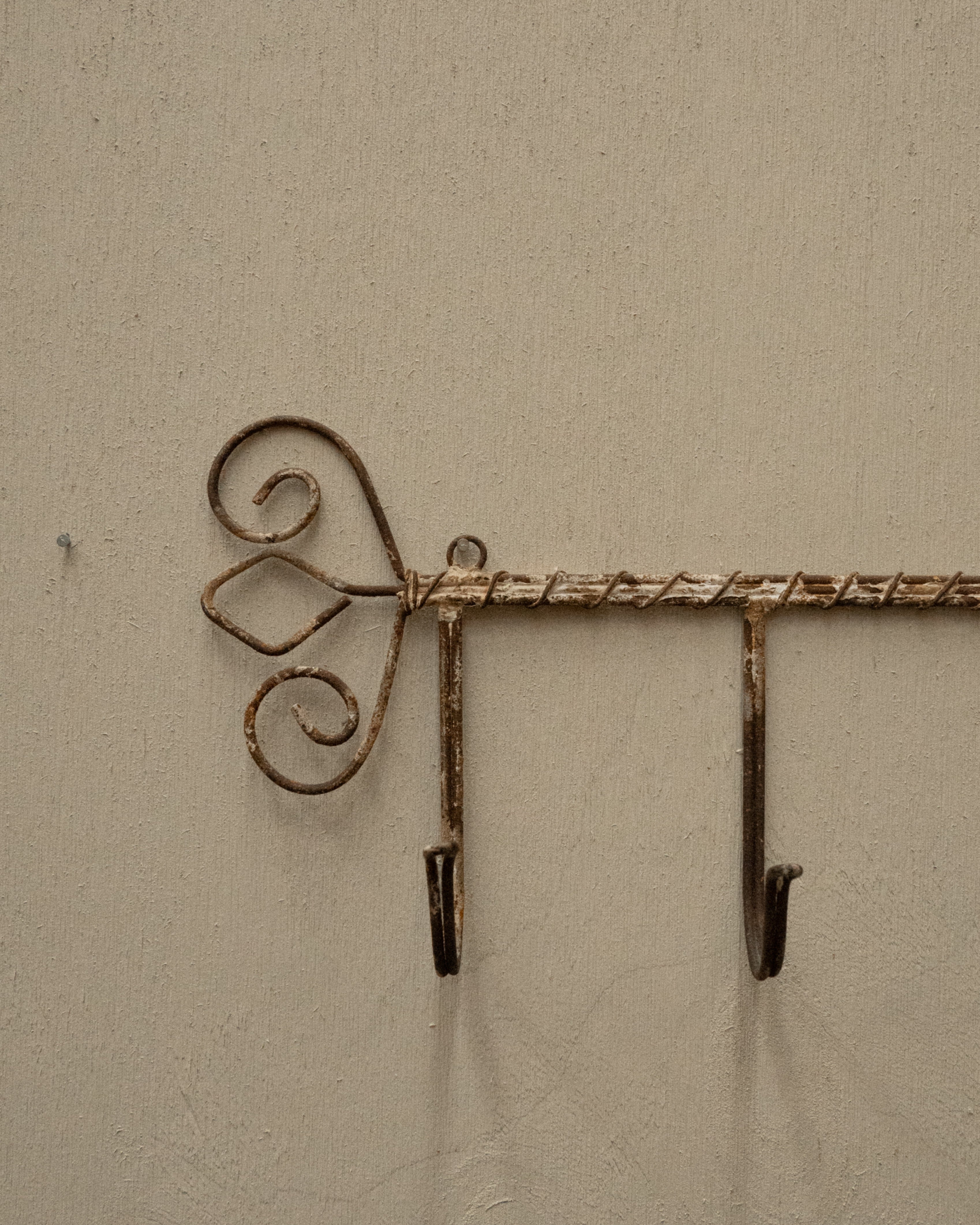 Wire 4 hook wall hanging