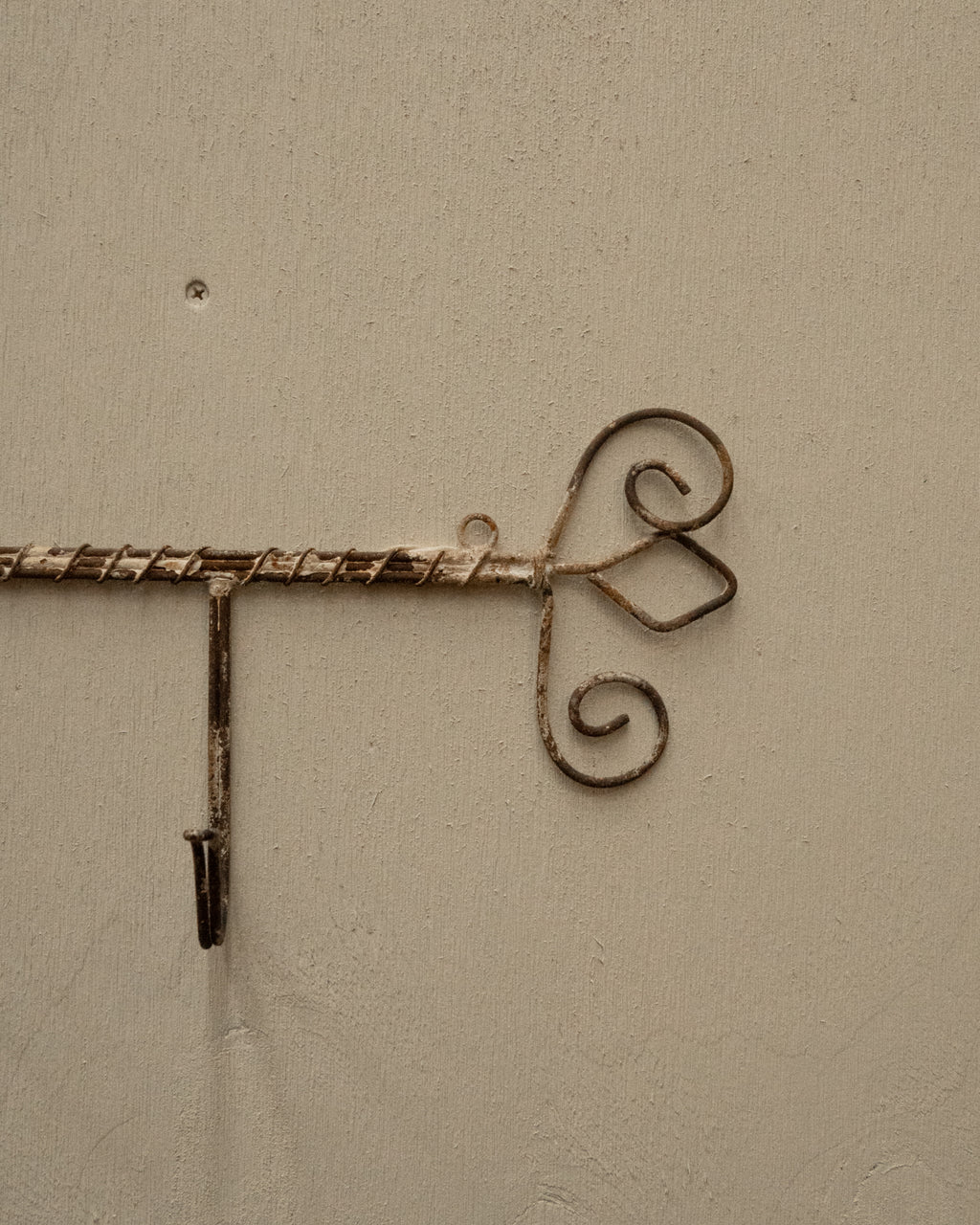 Wire 4 hook wall hanging