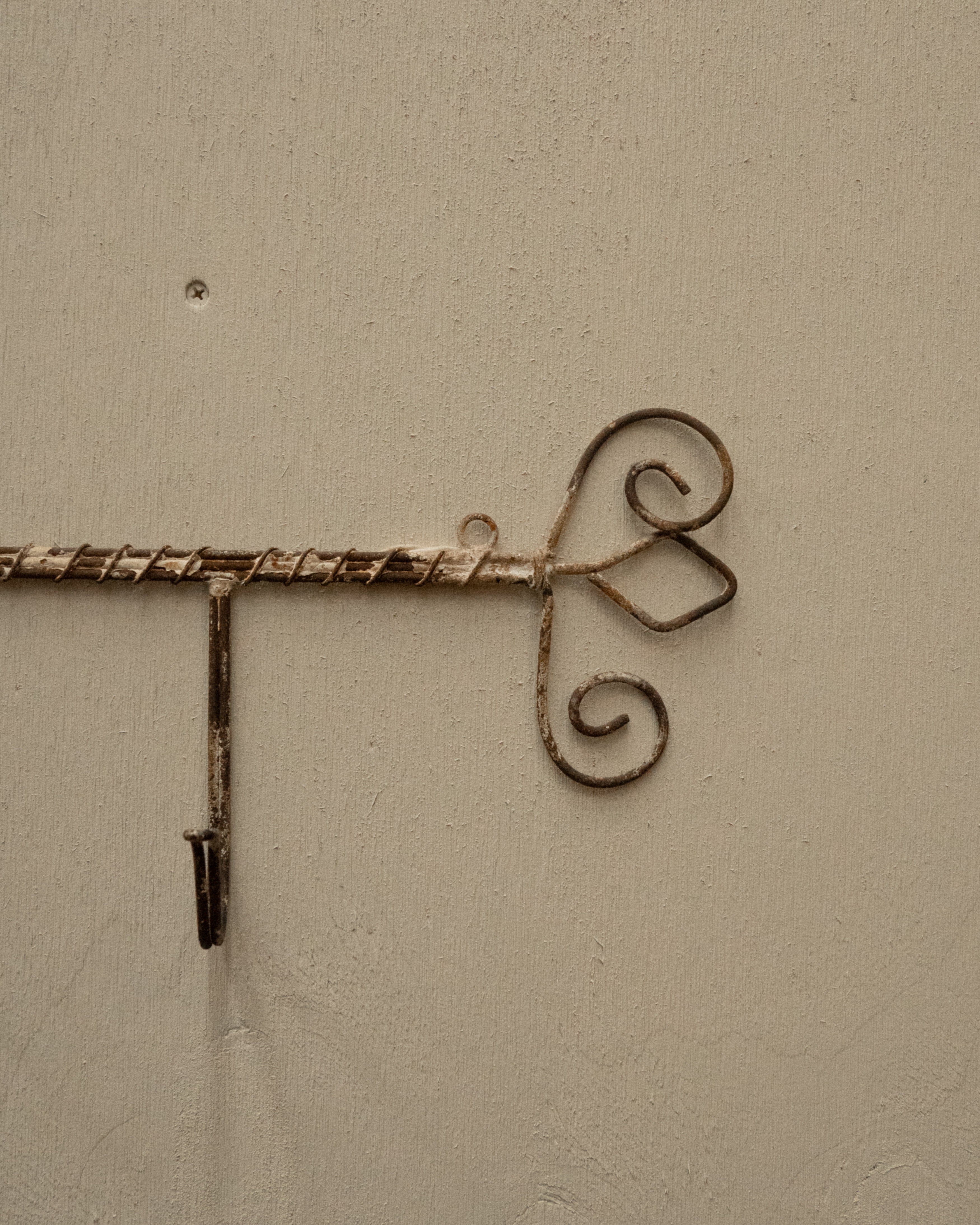 Wire 4 hook wall hanging