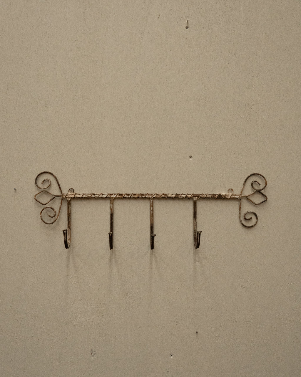 Wire 4 hook wall hanging