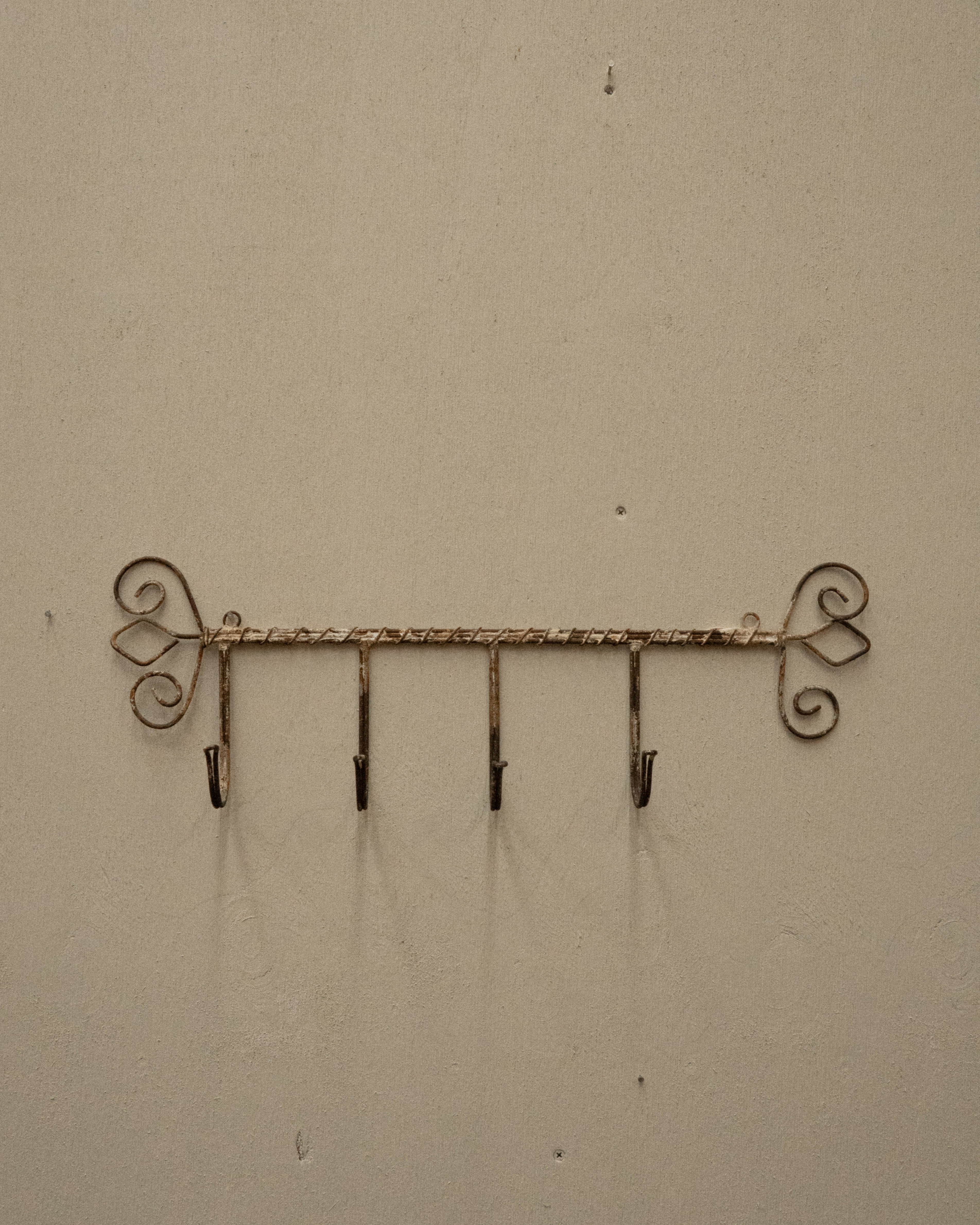 Wire 4 hook wall hanging