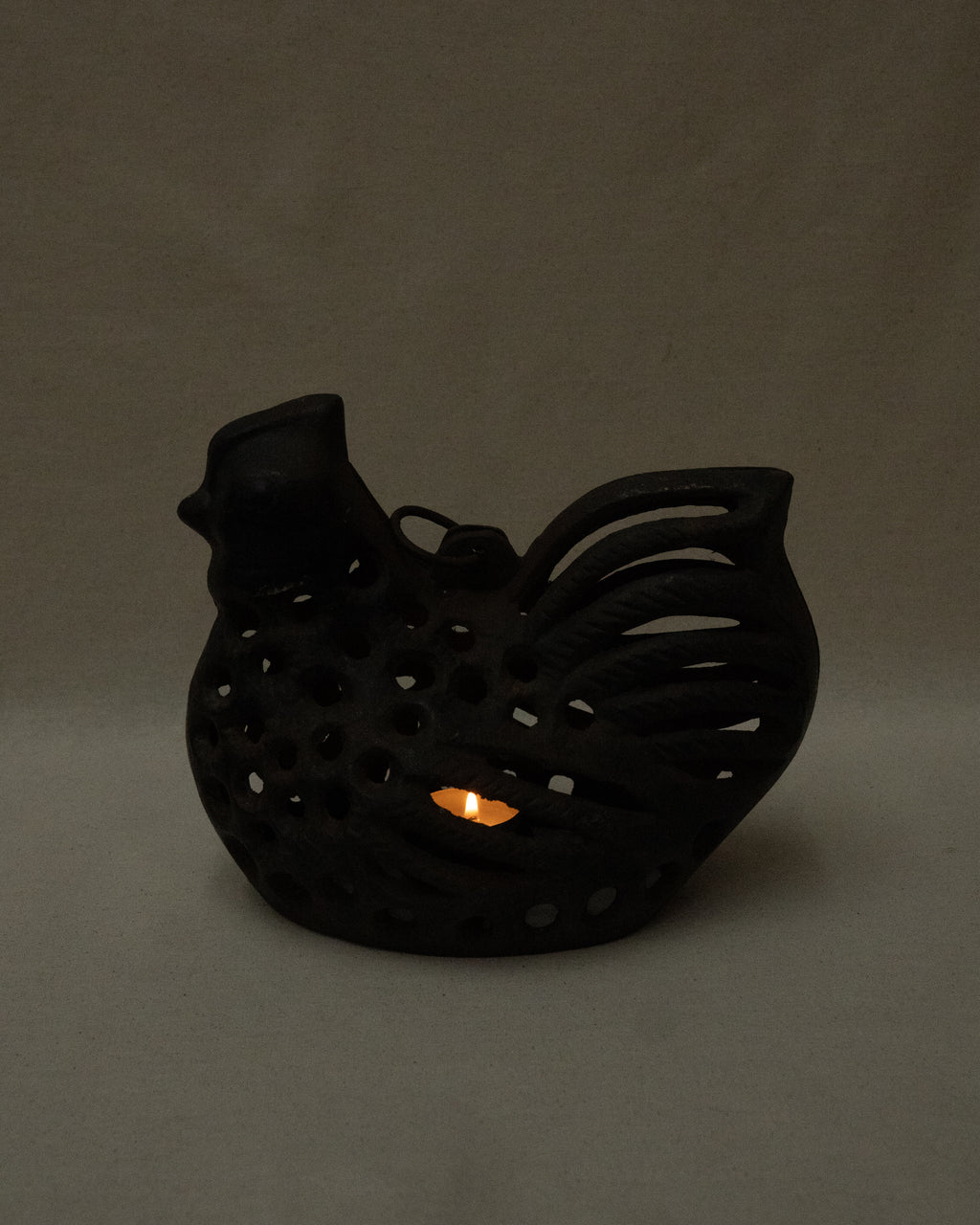 Cast iron hen with a tealight candle holder and ring