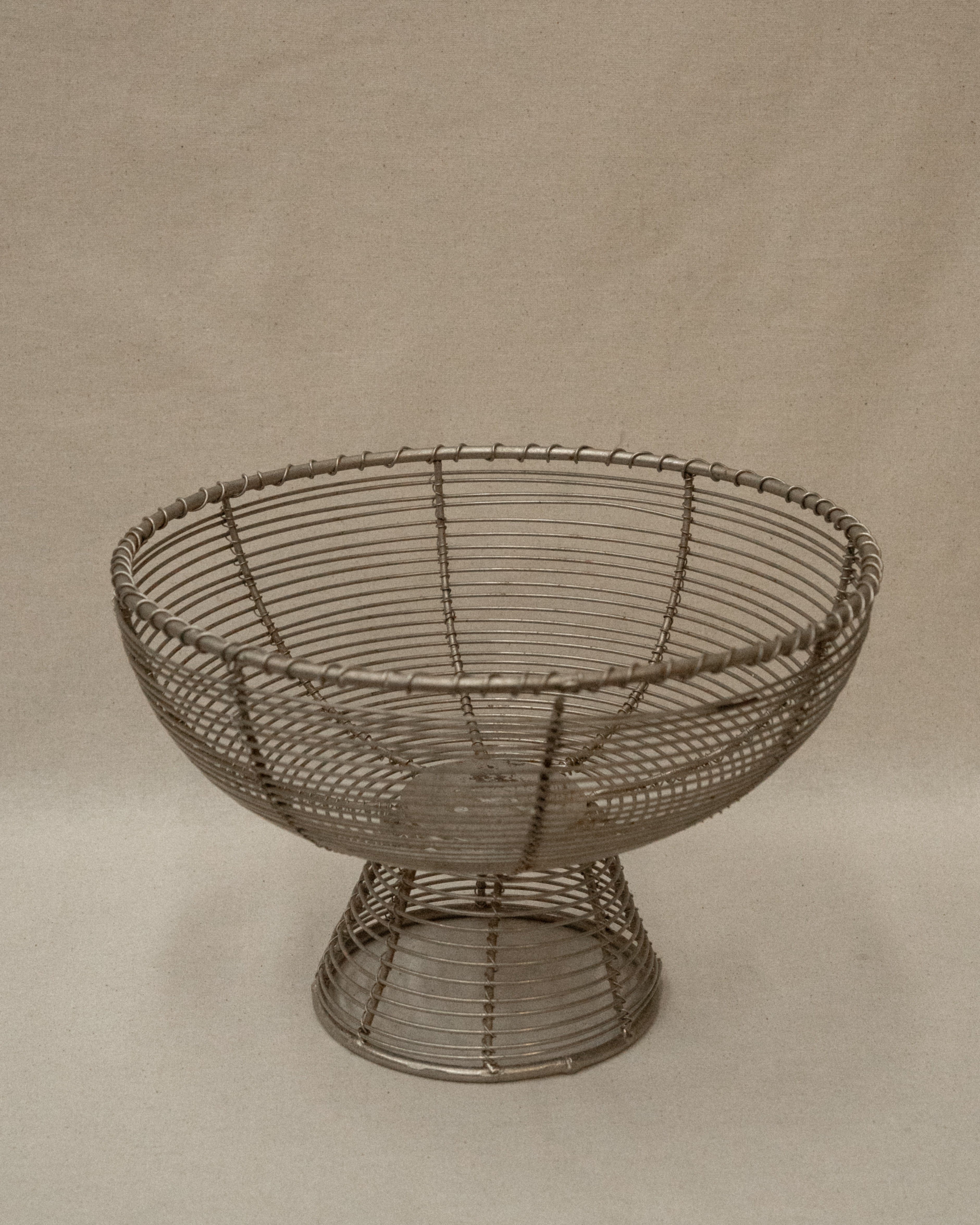 Wire pedestal bowl