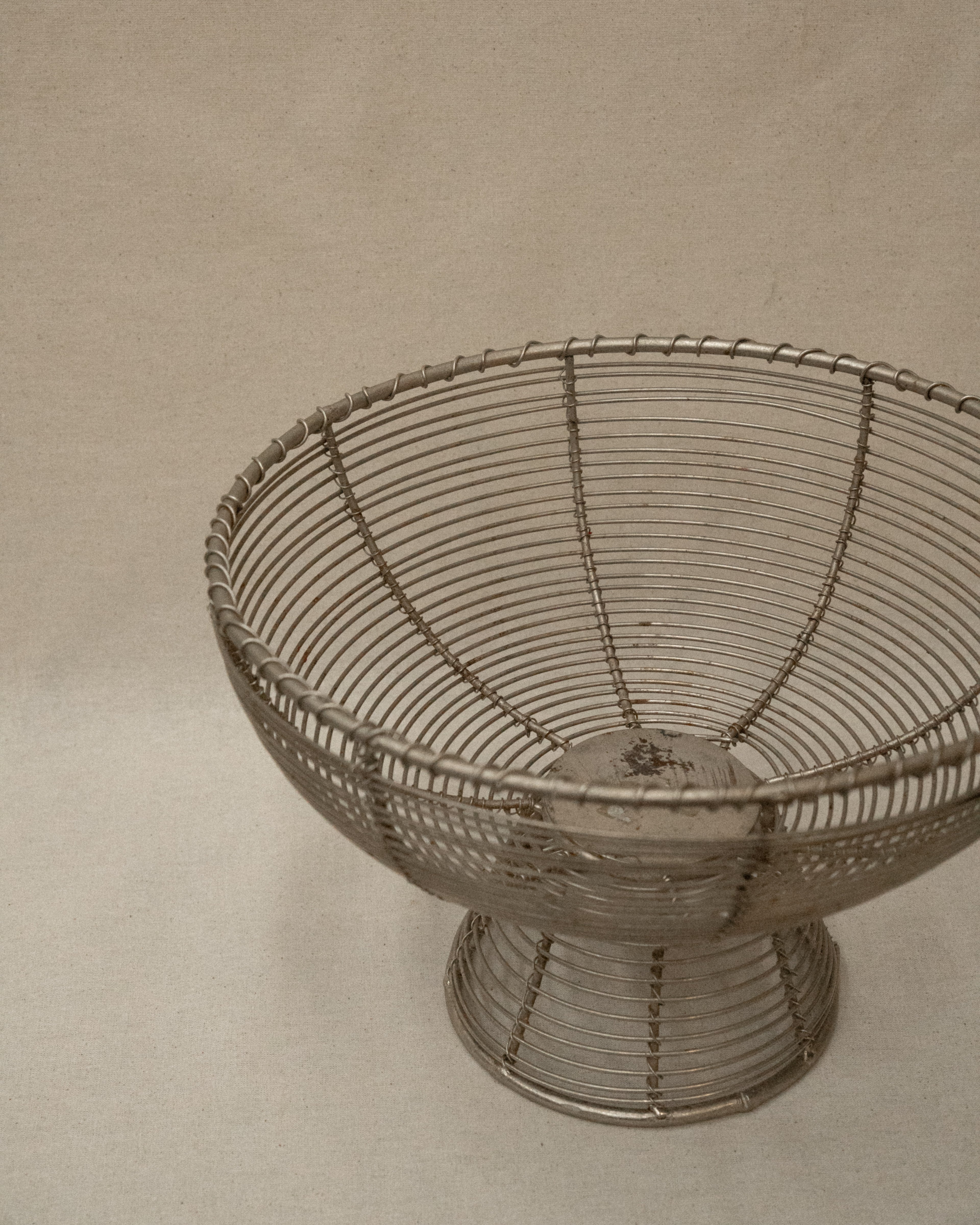 Wire pedestal bowl