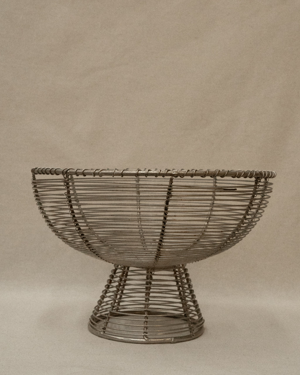 Wire pedestal bowl