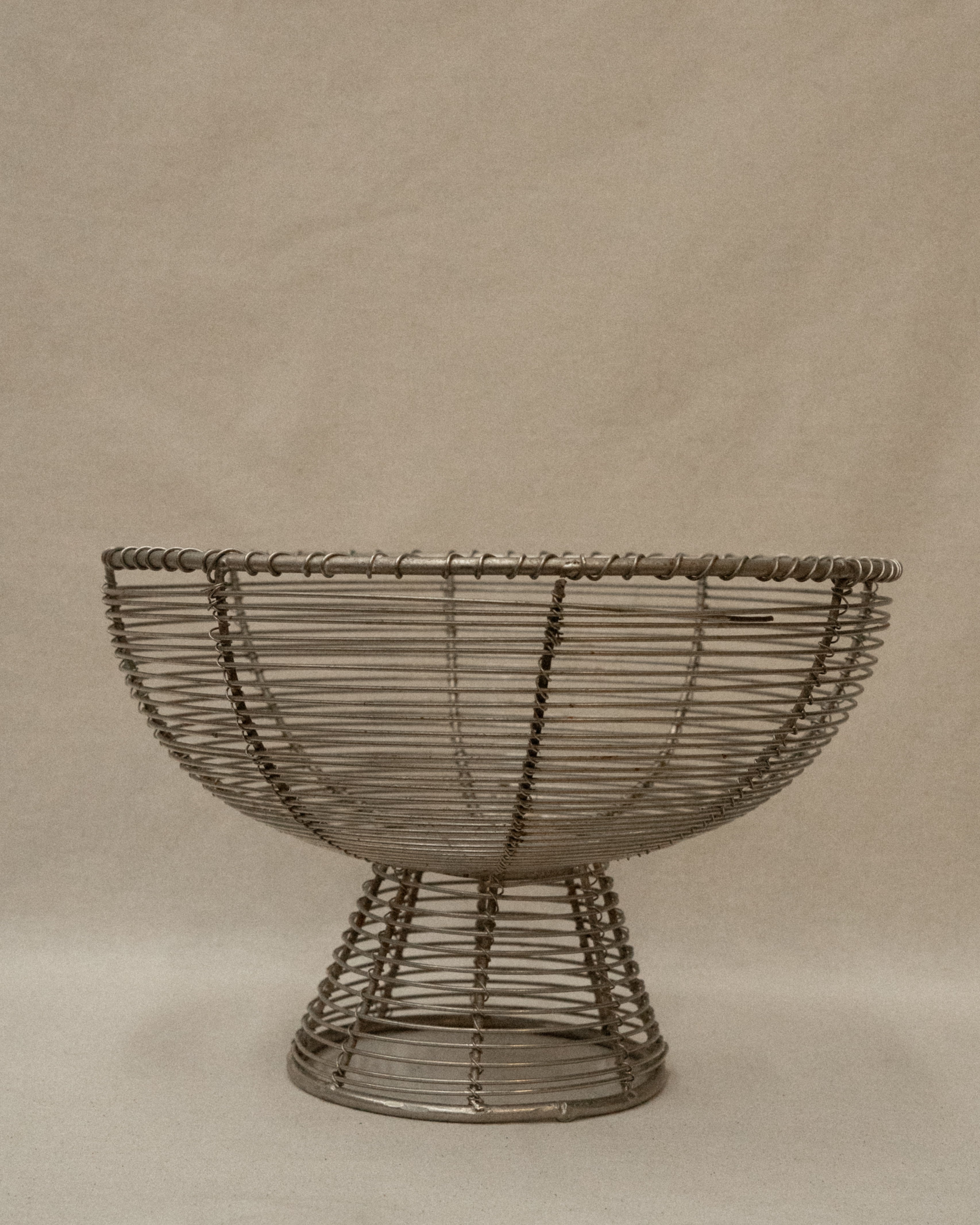 Wire pedestal bowl