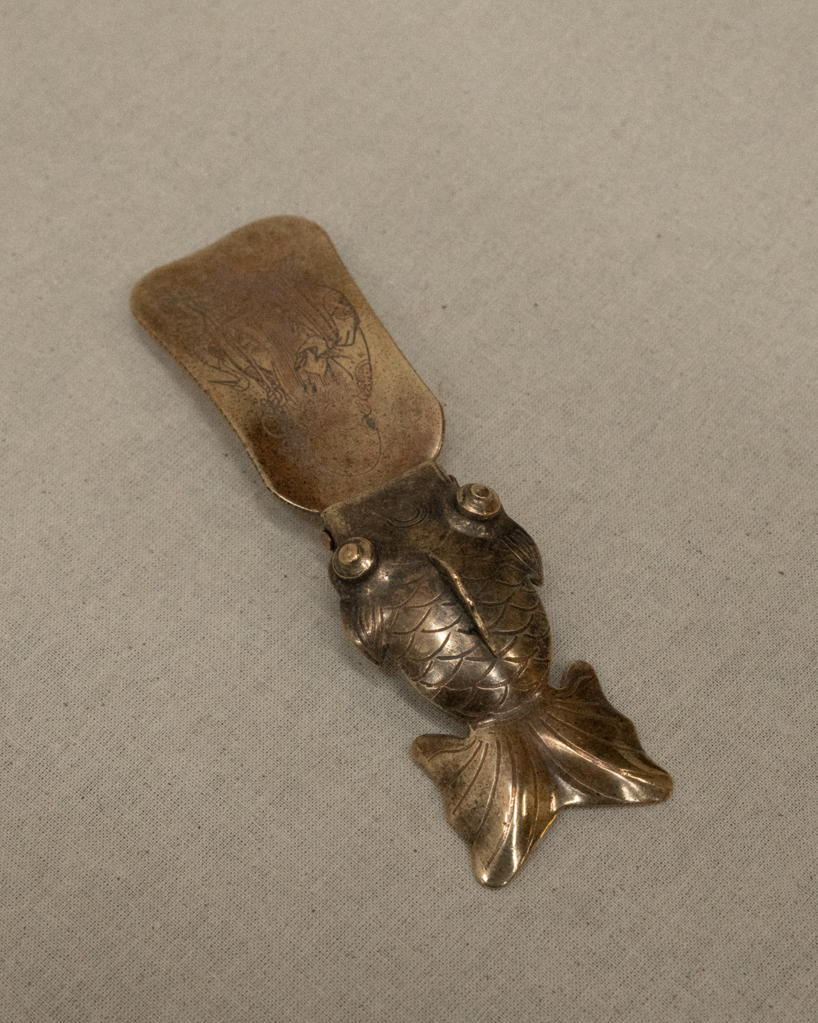 Foldable brass goldfish shoe horn
