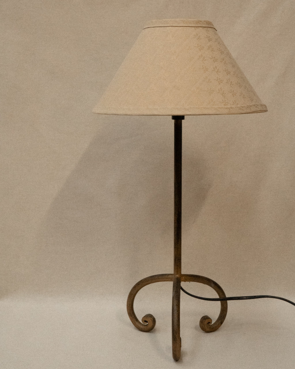French style lamp with spiral feet