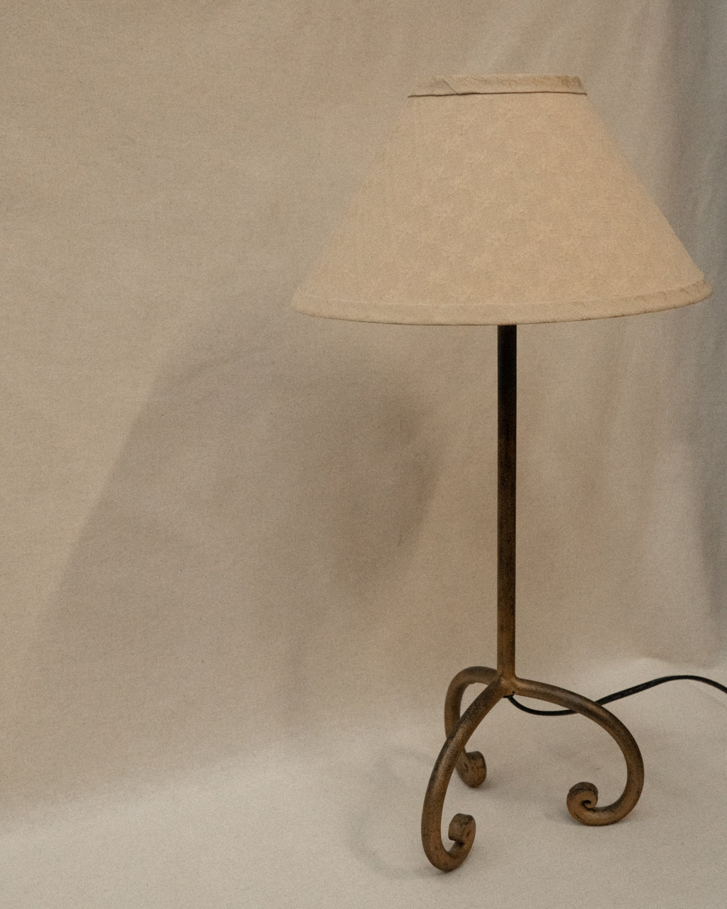 French style lamp with spiral feet