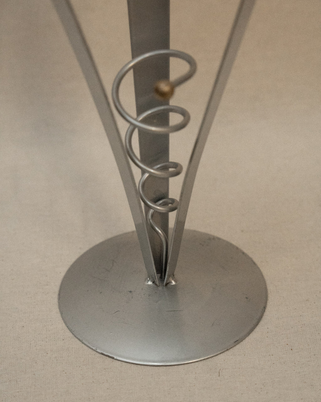Metal atomic memphis style stand