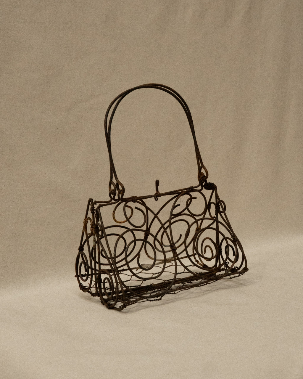 Wire bag with handles and closure