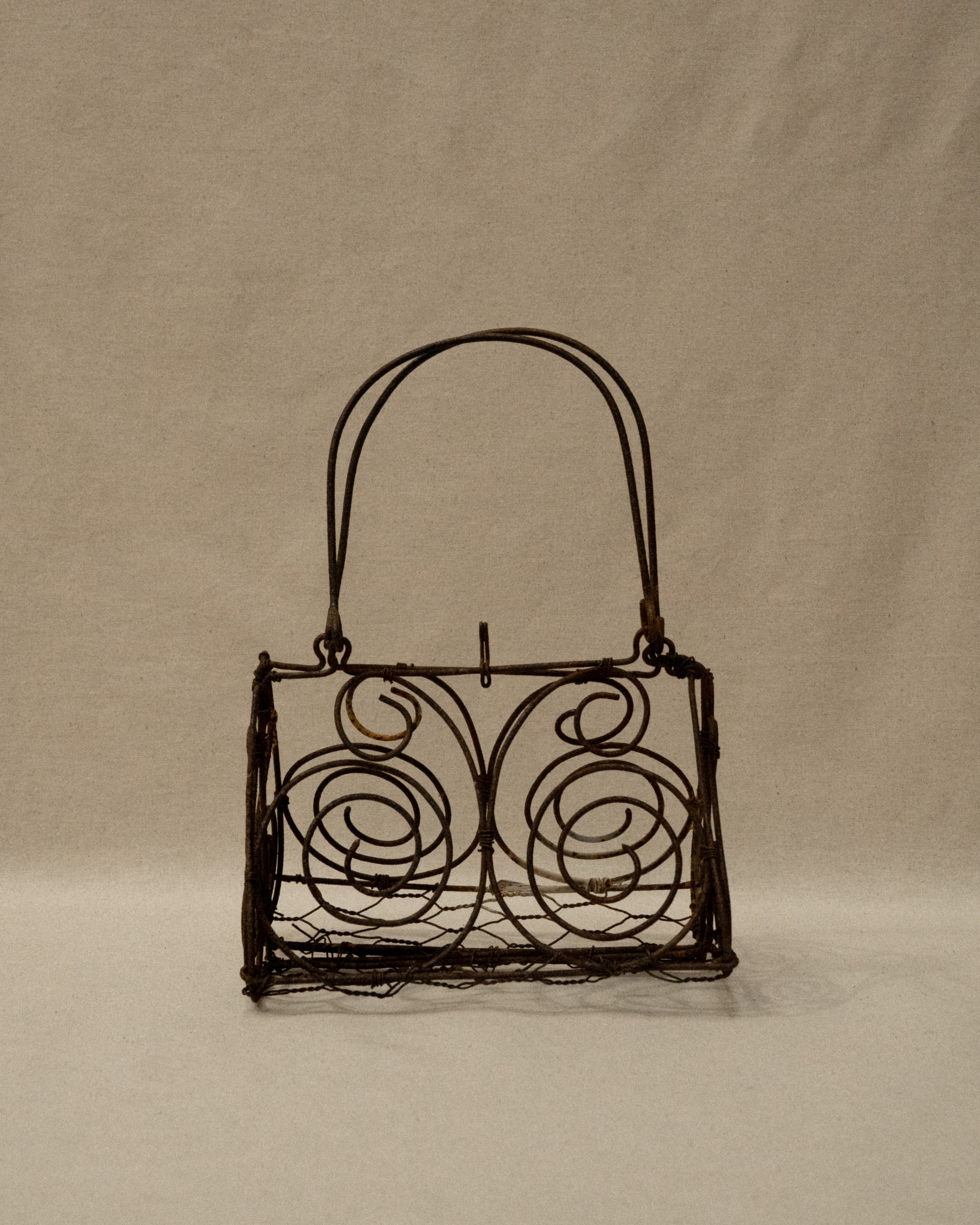 Wire bag with handles and closure