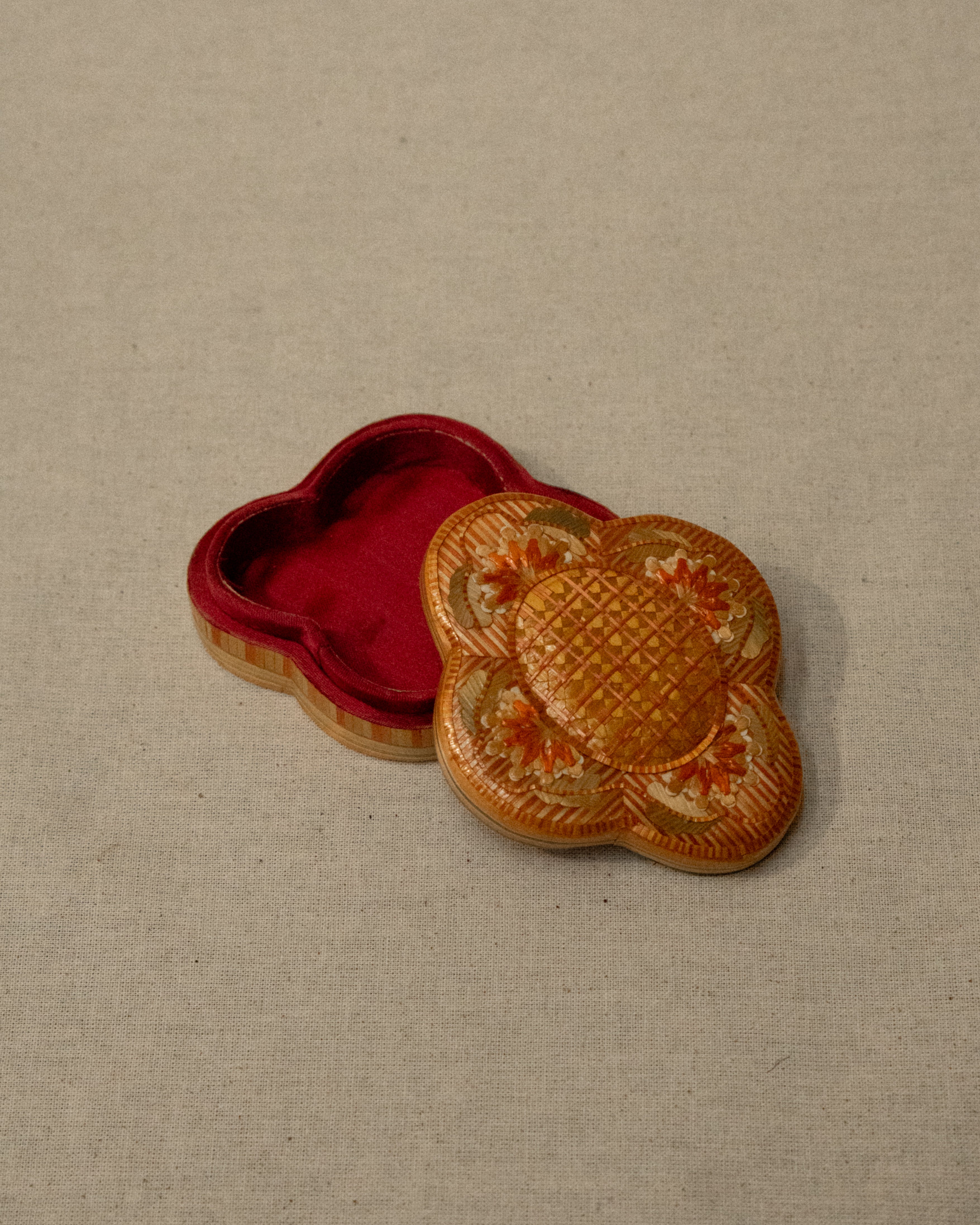 Straw trinket box lined with fabric