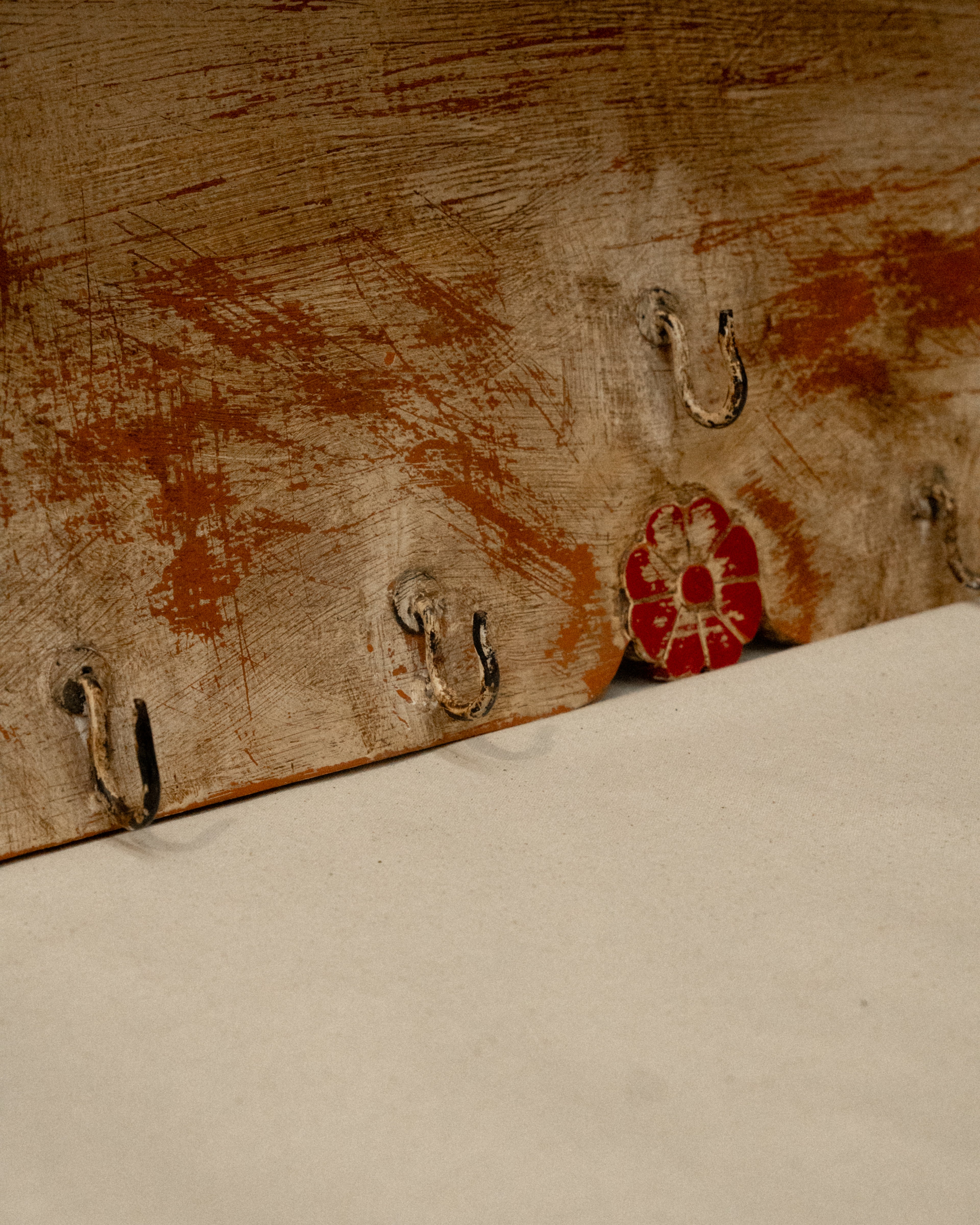Folk art pair of dove wooden wall hanging with 5 hooks