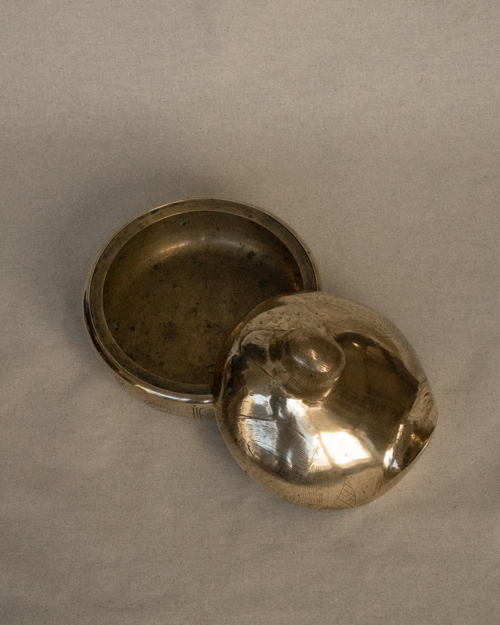 Brass duck container with engravings