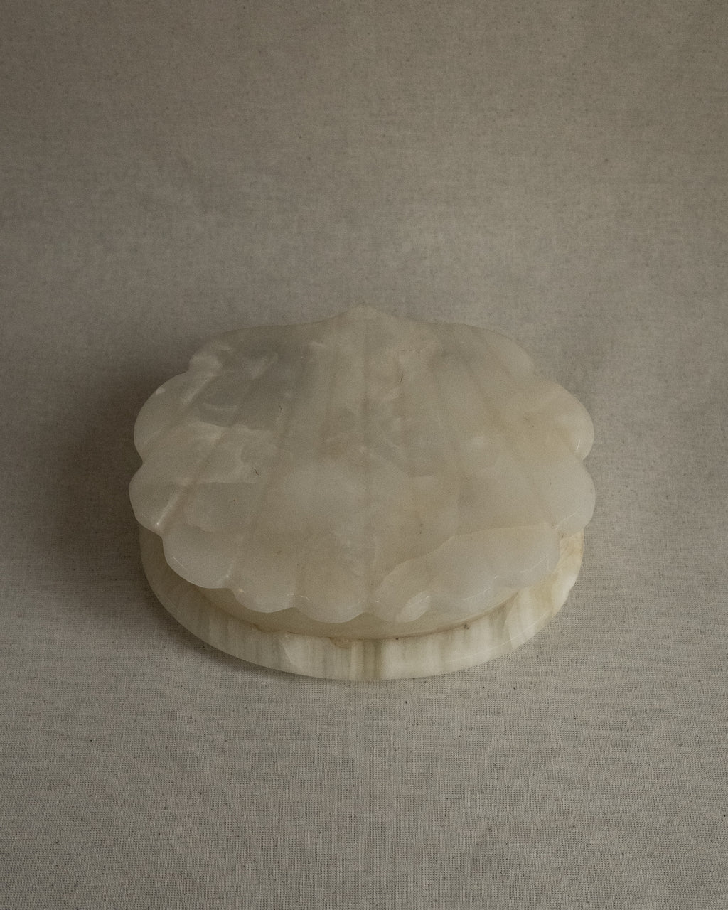 Onyx clam shell box with hinged lid