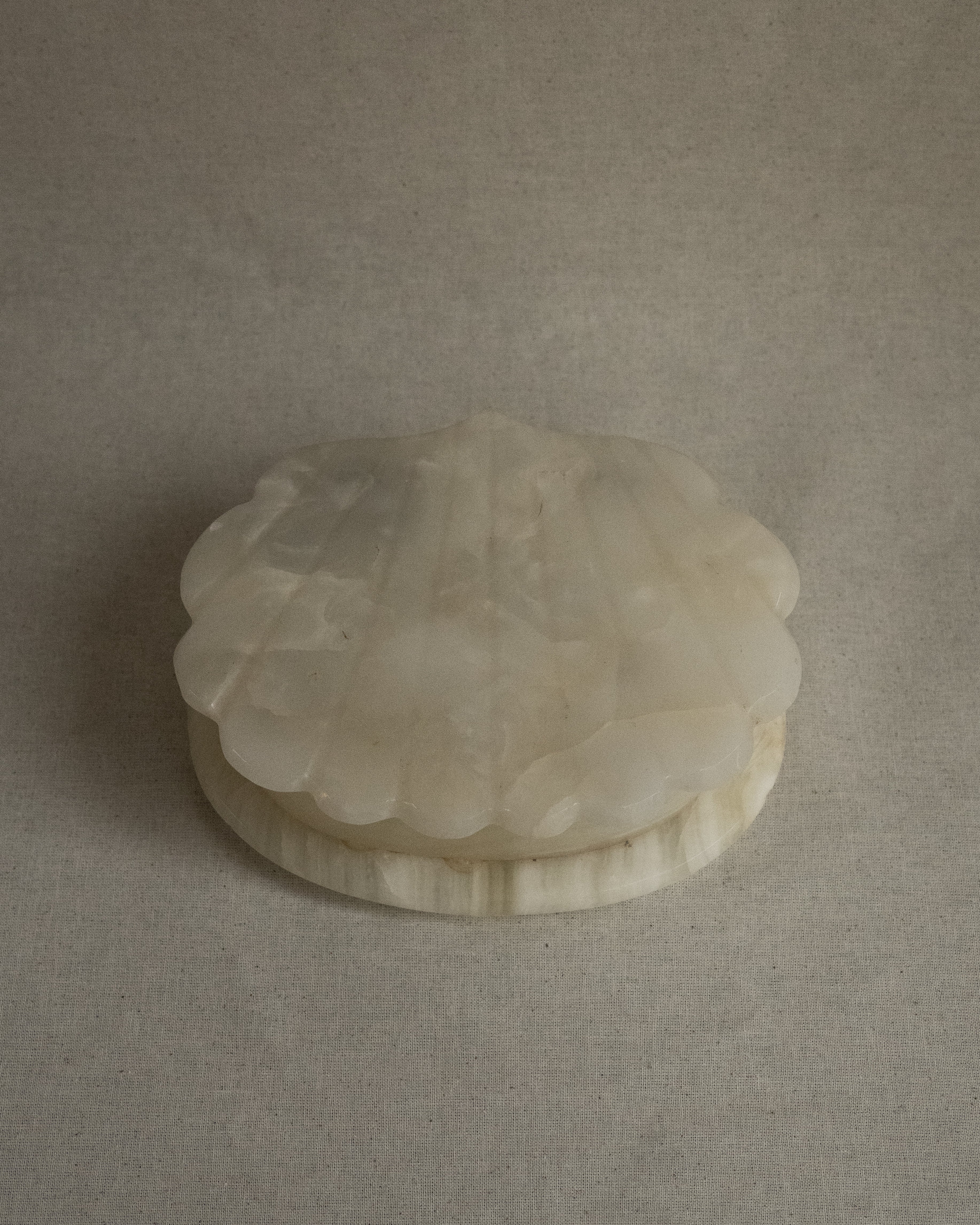 Onyx clam shell box with hinged lid