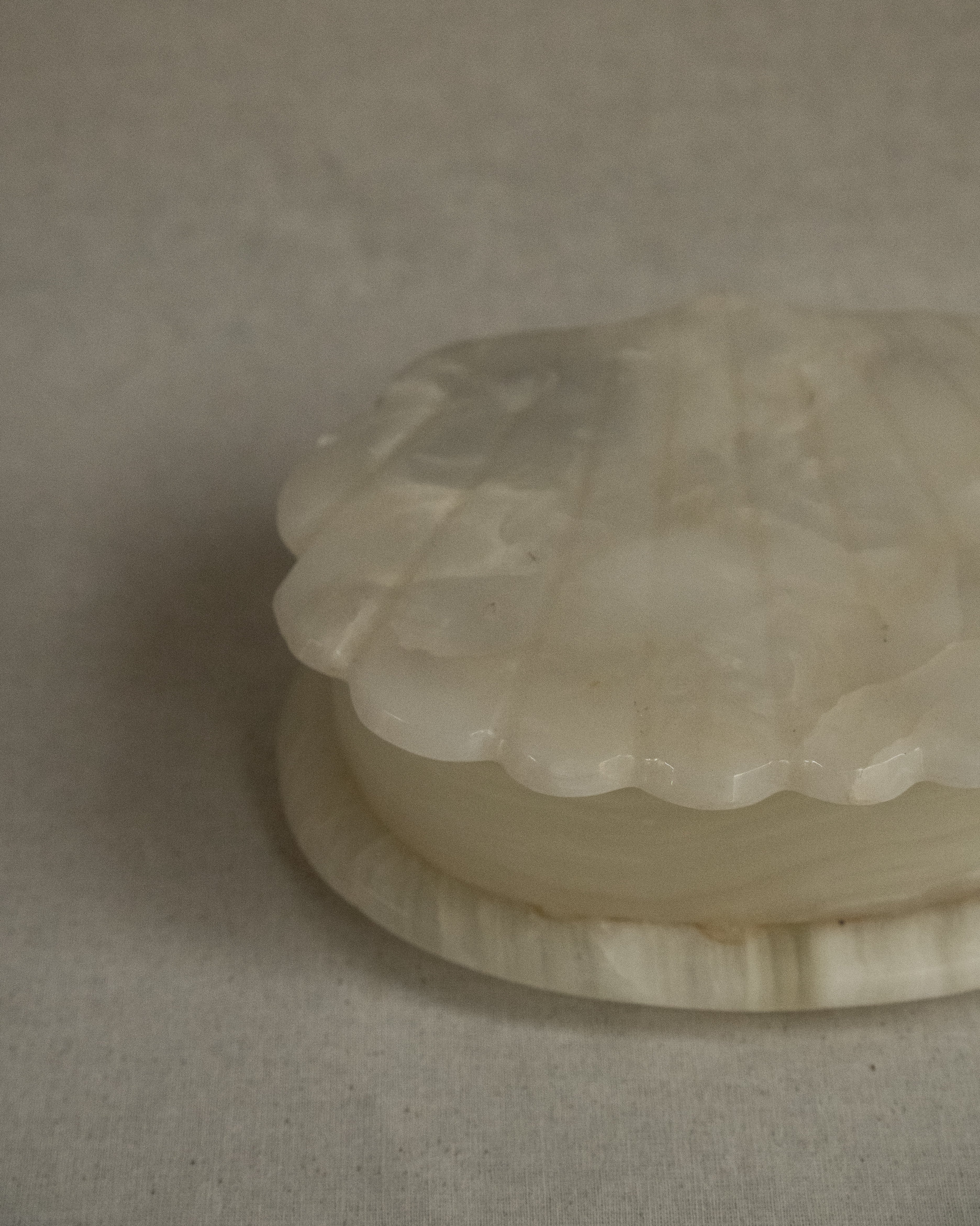 Onyx clam shell box with hinged lid