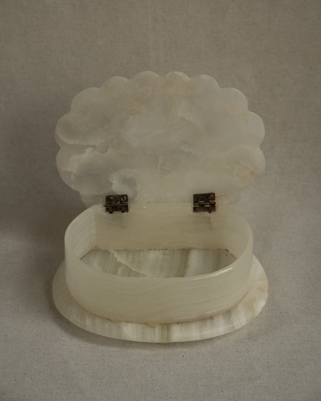 Onyx clam shell box with hinged lid