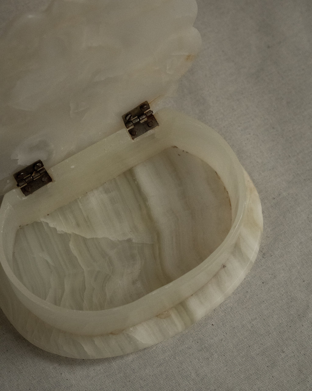 Onyx clam shell box with hinged lid