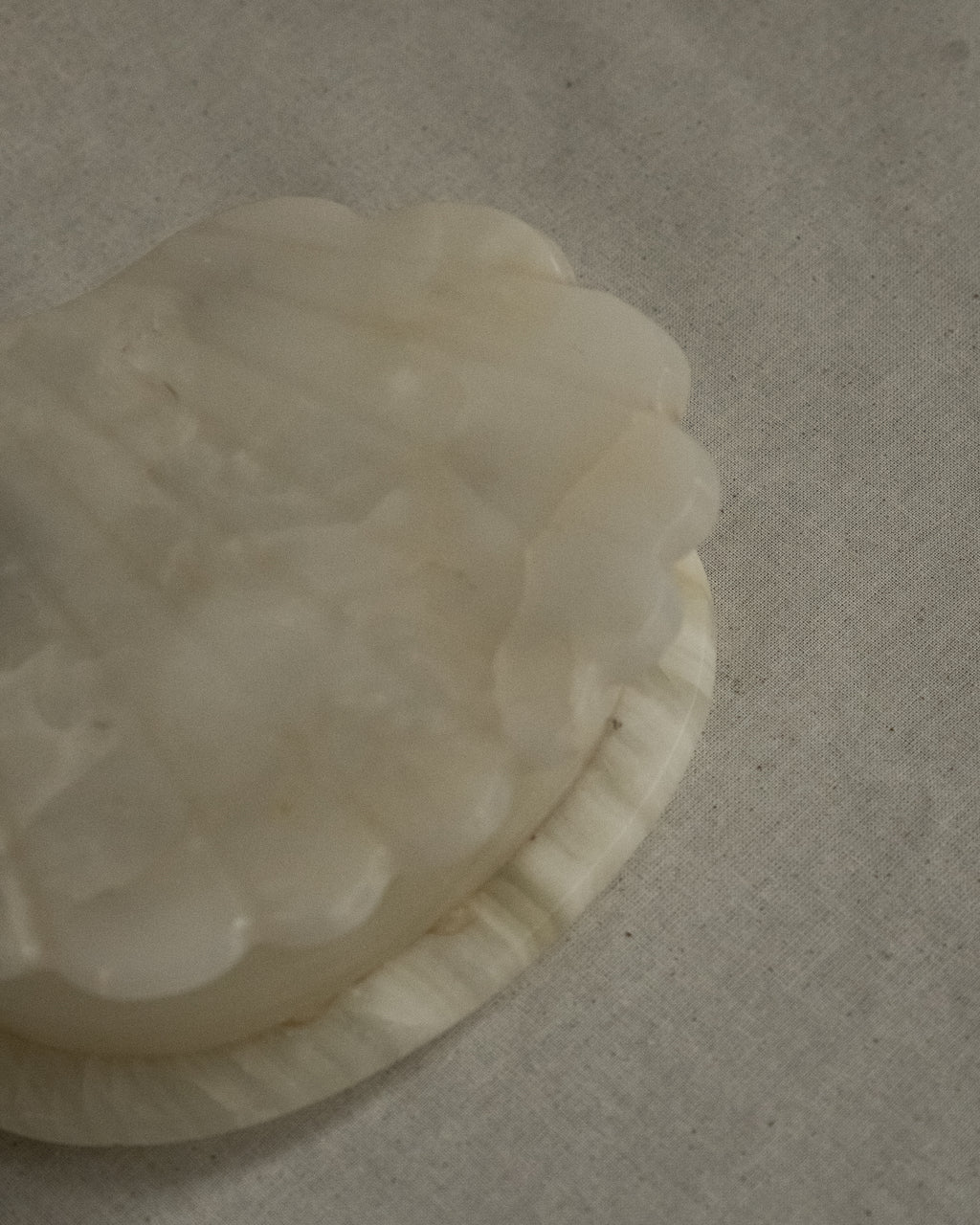 Onyx clam shell box with hinged lid