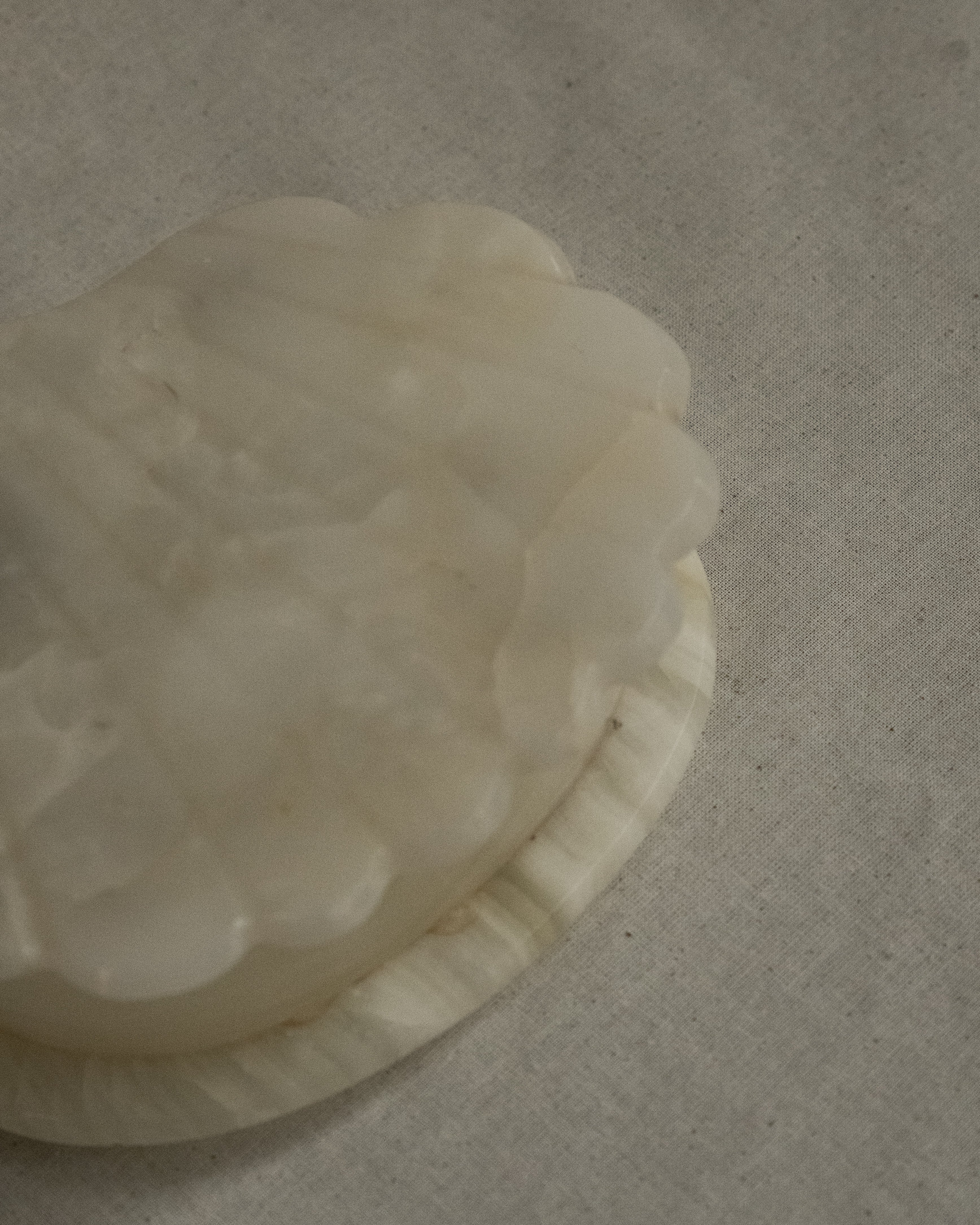 Onyx clam shell box with hinged lid