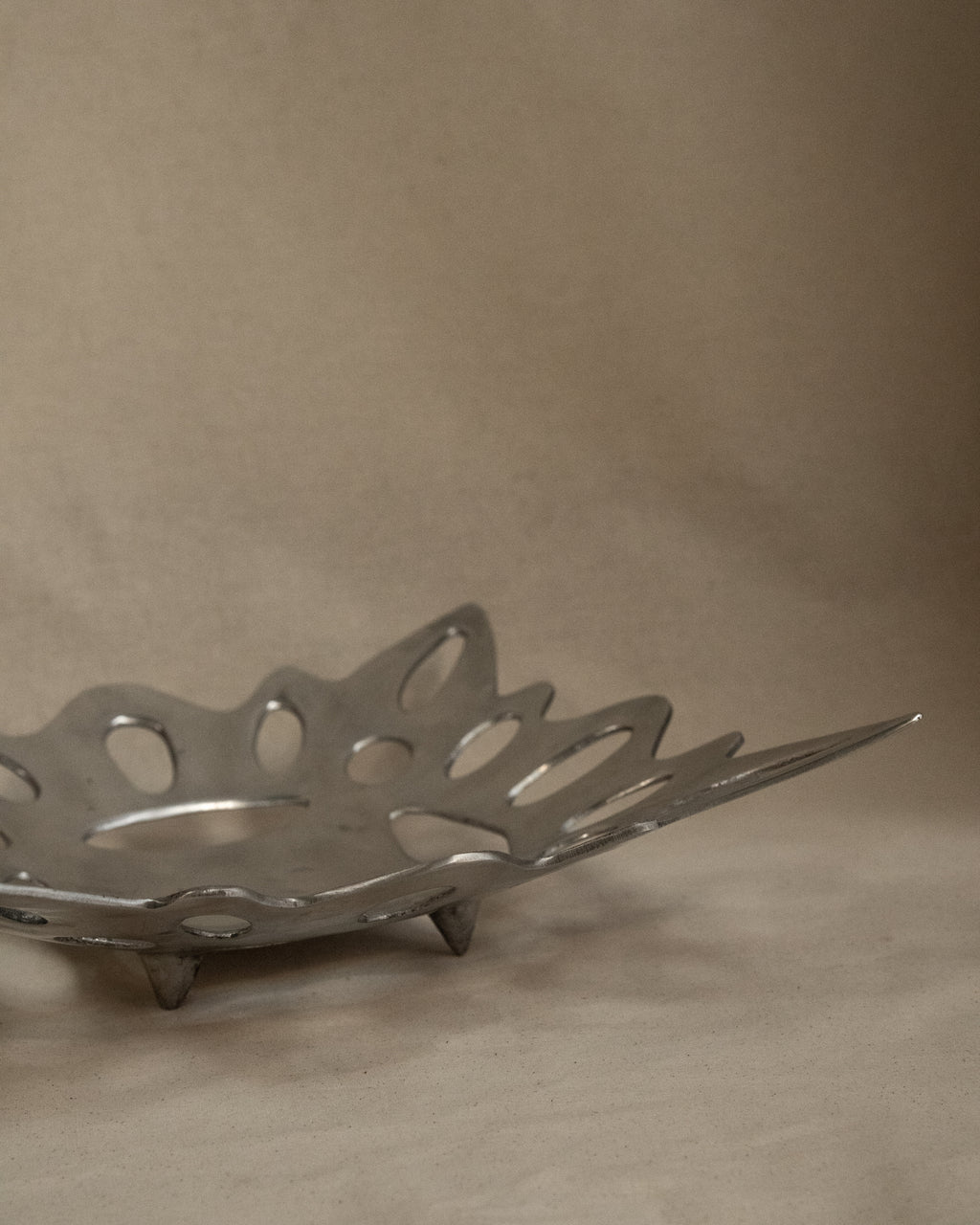 Aluminum abstract dish with tapered feet