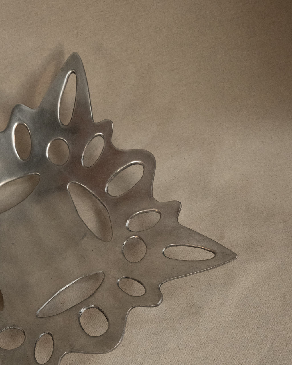 Aluminum abstract dish with tapered feet